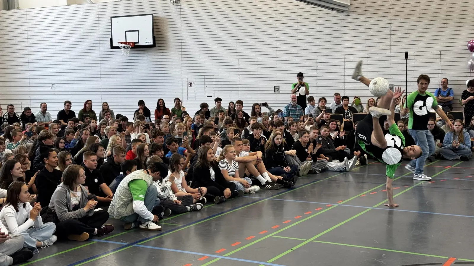 Chris Bennet Bröker (CBB) demonstrierte, wie aus Balltricks Kunst wird. (Foto: Daniel Große)