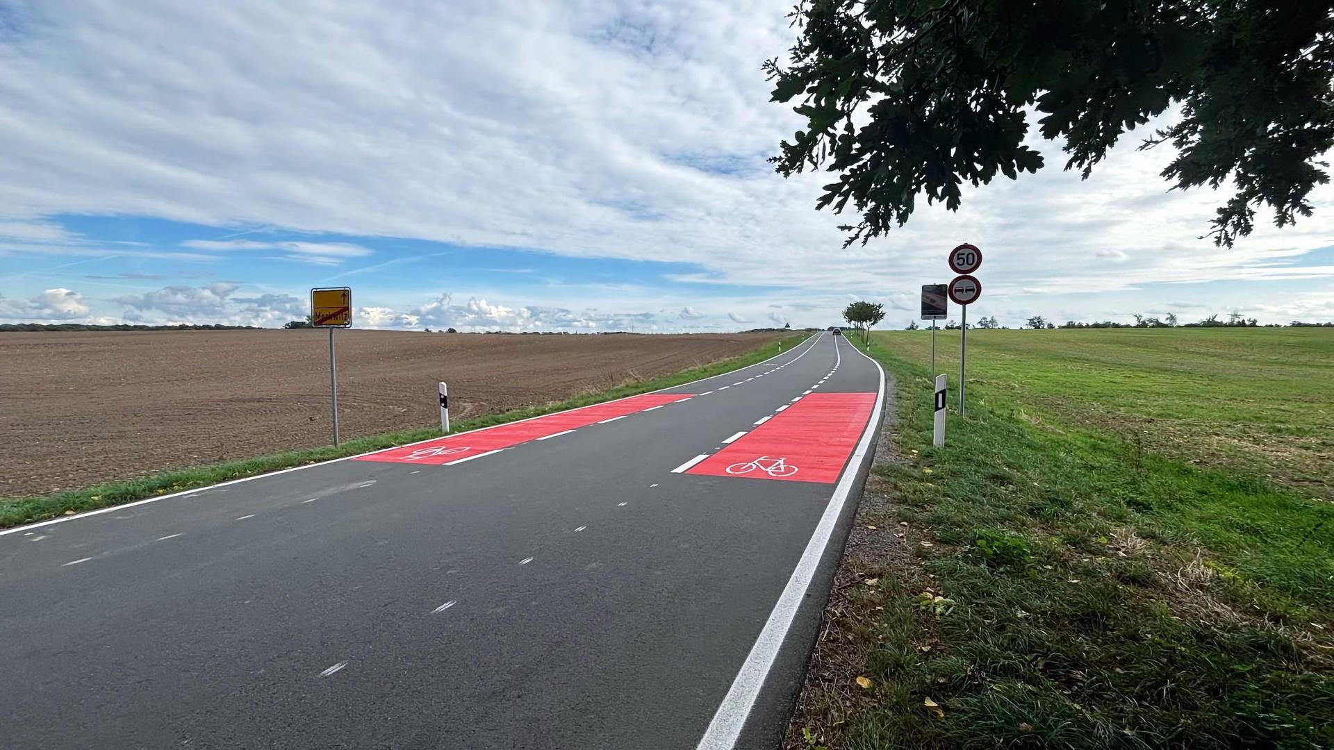 Der Radschutzstreifen ist jeweils an den Anfängen rot markiert, um die nötige Aufmerksamkeit bei Autofahrern zu erreichen. (Foto: Frank Hellriegel)