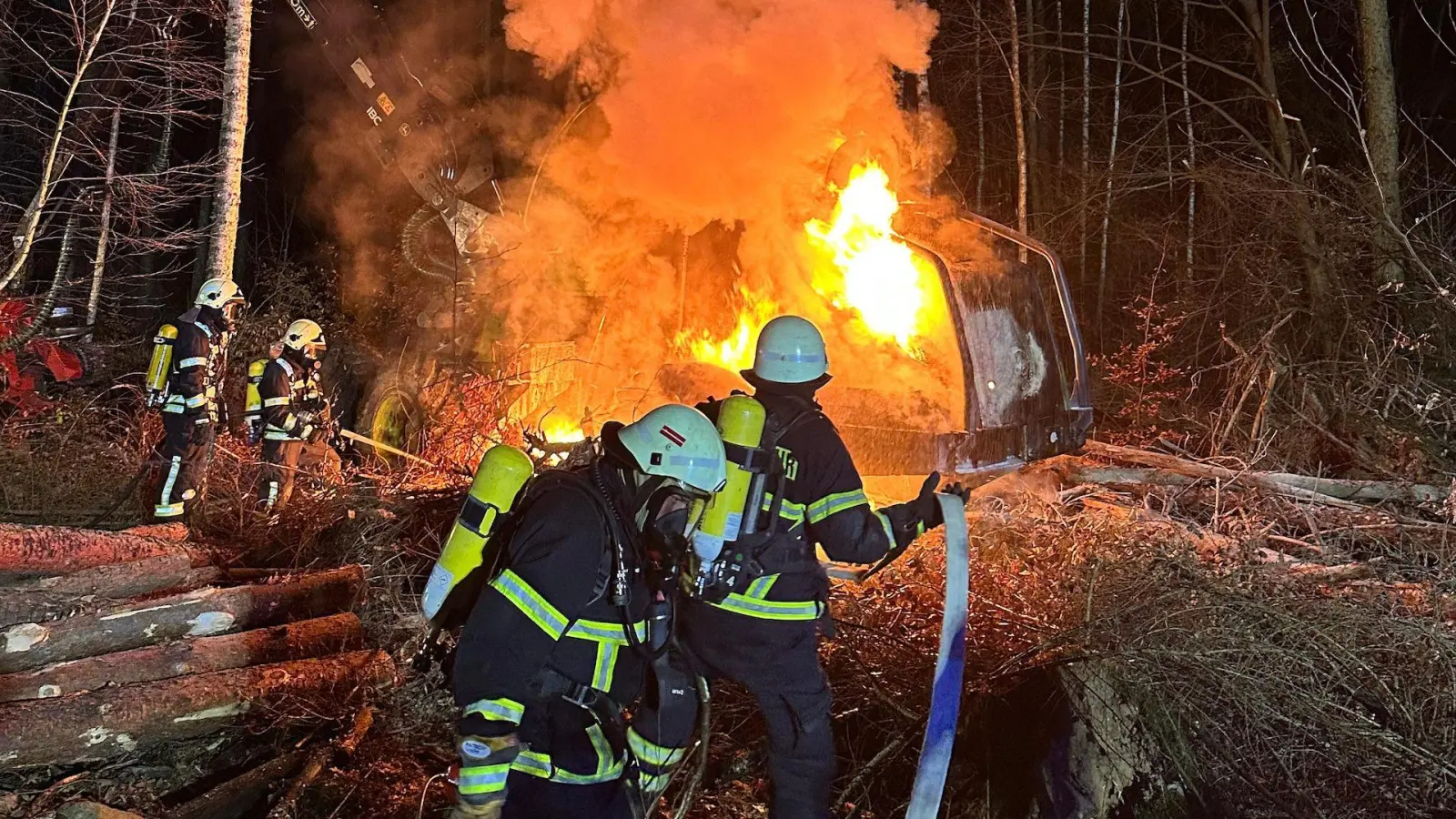 Eine Arbeitsmaschine in Trossin brannte (Foto: Feuerwehr Bad Düben)