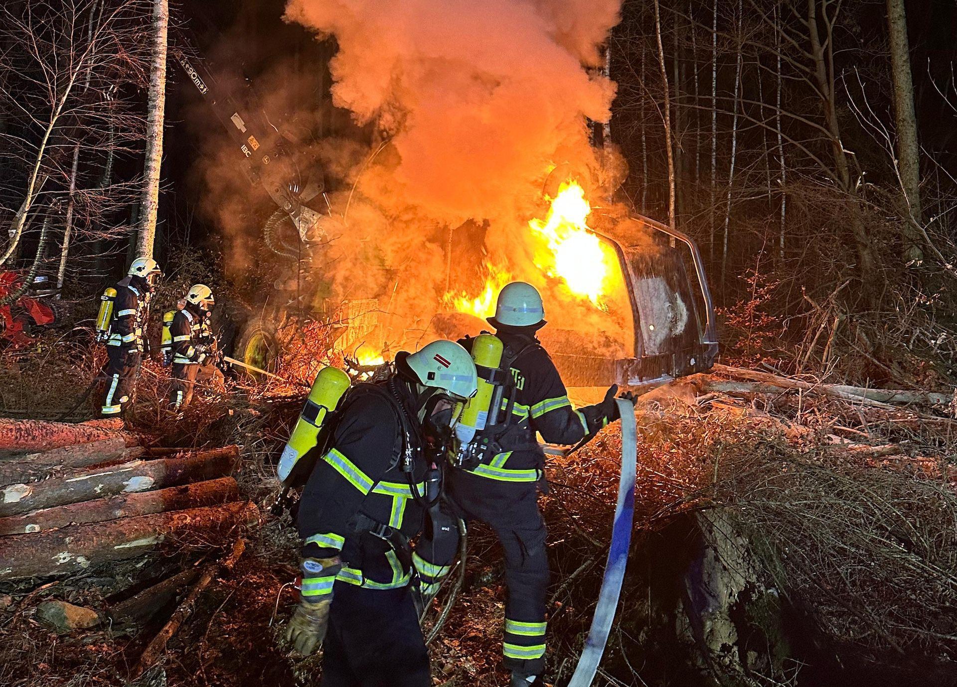 Eine Arbeitsmaschine in Trossin brannte (Foto: Feuerwehr Bad Düben)