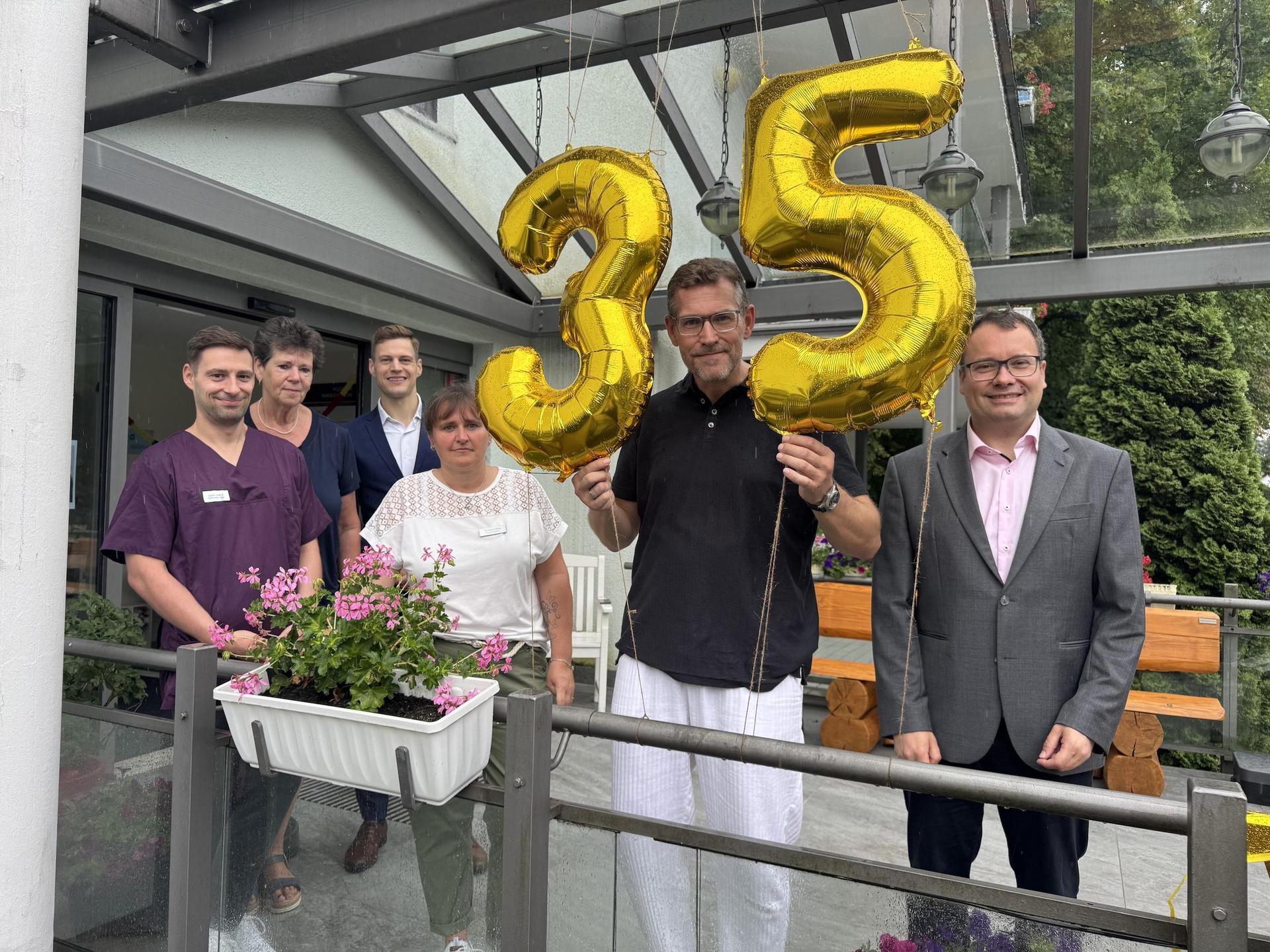 Freuen sich über den Geburtstag der Seniorenresidenz Parkblick: Bürgermeister Tobias Meier, Einrichtungsleiter Thomas Scholz, Pflegedienstleiterin Yvonne Lohse, Konrad Kuhn von der Michels Gruppe, Elvira Lebe aus der Verwaltung und André Aßmuß, stellvertretender Pflegedienstleiter. (Foto: Daniel Große)