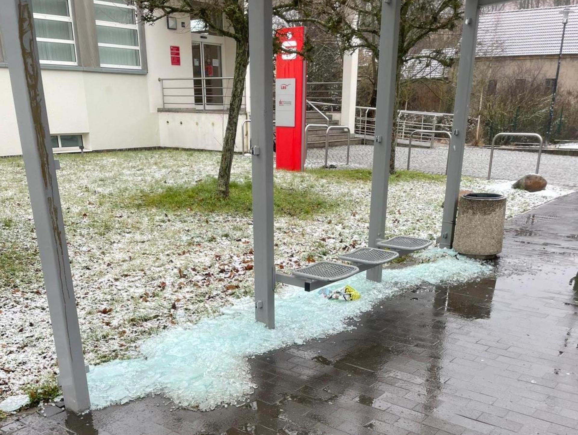 Mehrere Haltestellen wurden entglast, so wie hier vor der Sparkasse Taucha. (Foto: Stadtverwaltung Taucha)