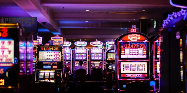 Die beliebten Spielautomaten können seit Juli 2021 legal in lizensierten Online-Casinos gezockt werden. Bildquelle: Benoit Dare / Unsplash (Foto: nordsachsen24.de)