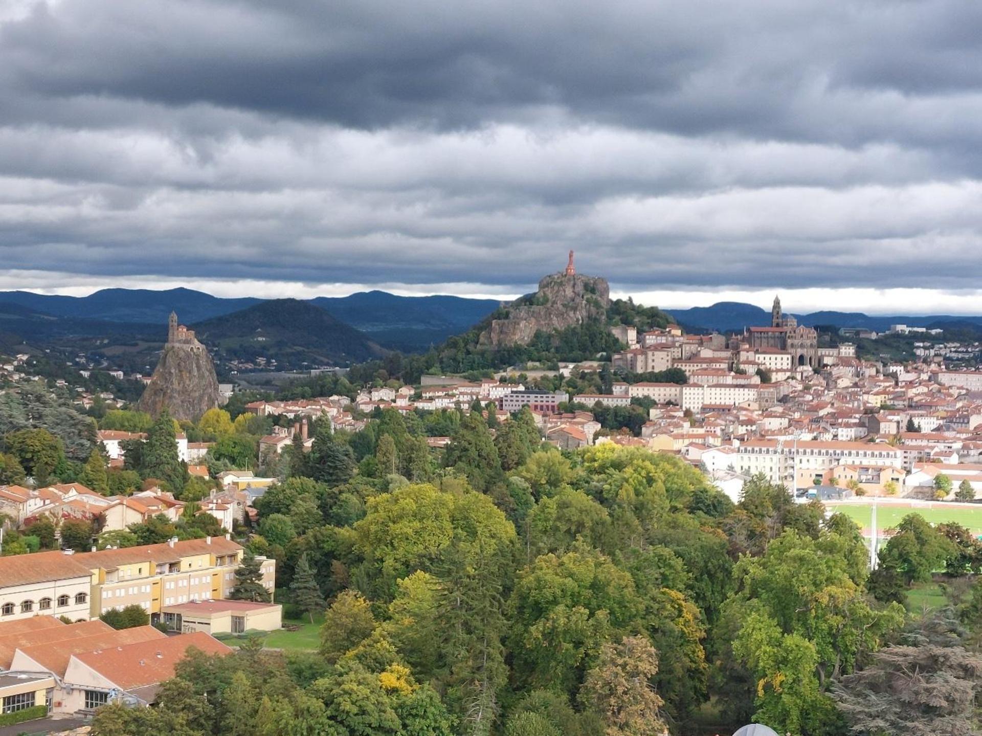 Die Silhouette der Stadt Le Puy (Foto: Freundeskreis Taucha-Chadrac/Espaly e.V.)