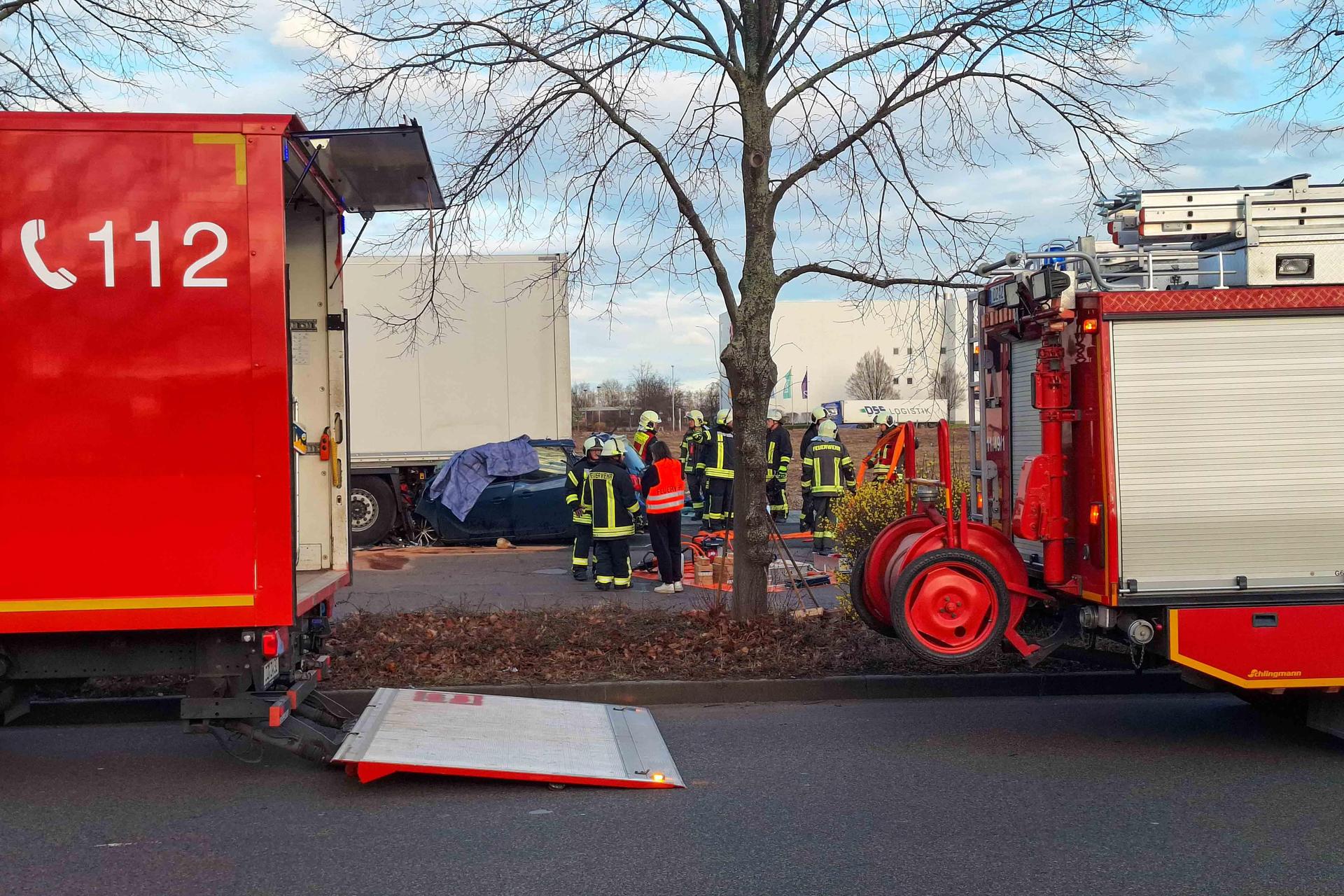 Das Auto schob sich weit unter den LKW-Trailer (Foto: EHL Media/Lucas Libke)
