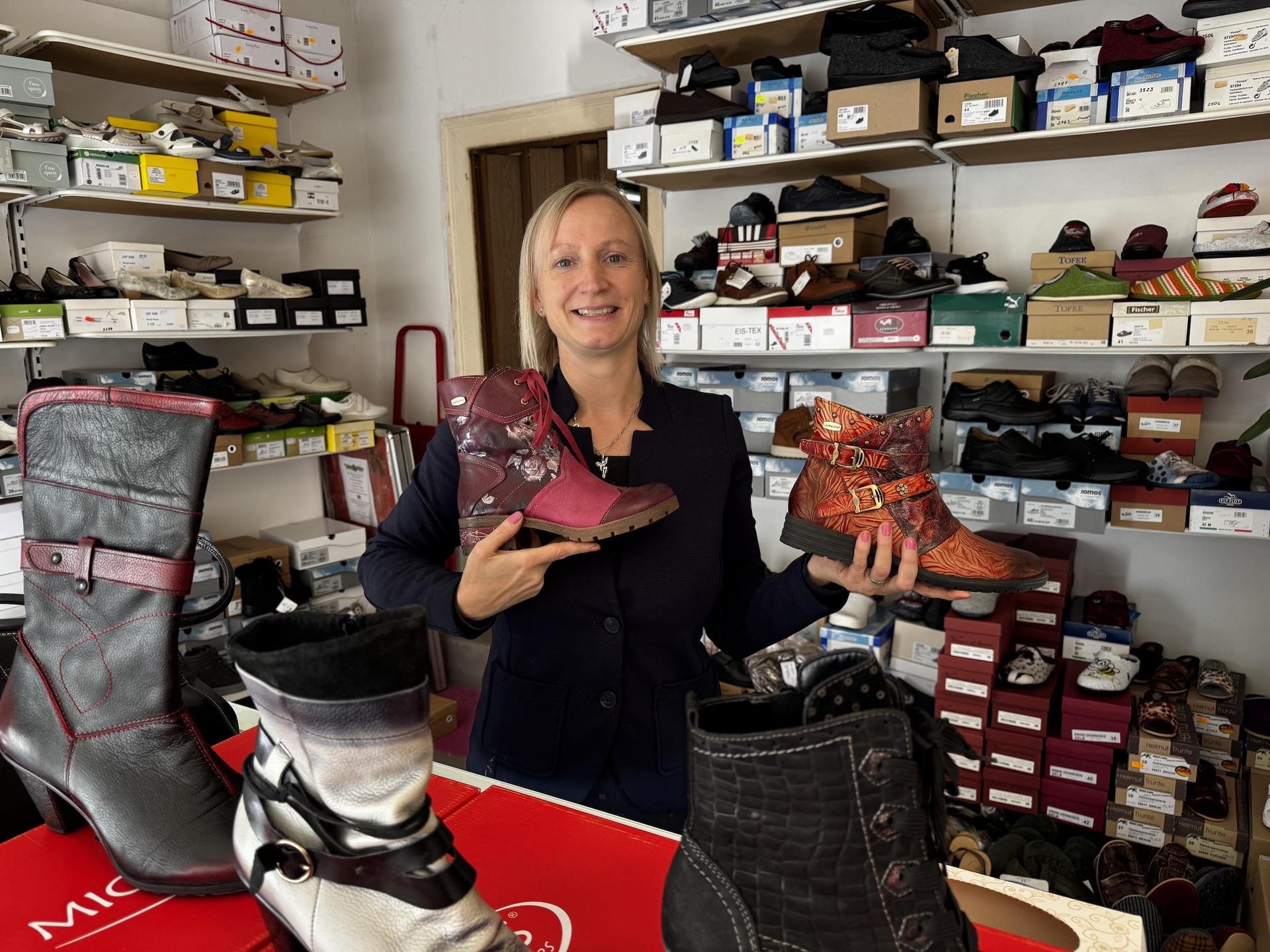 Cindy Boeckler gibt das Schuhhaus zum Jahresende auf. Der Blumenverkauf bleibt aber. (Foto: Daniel Große)