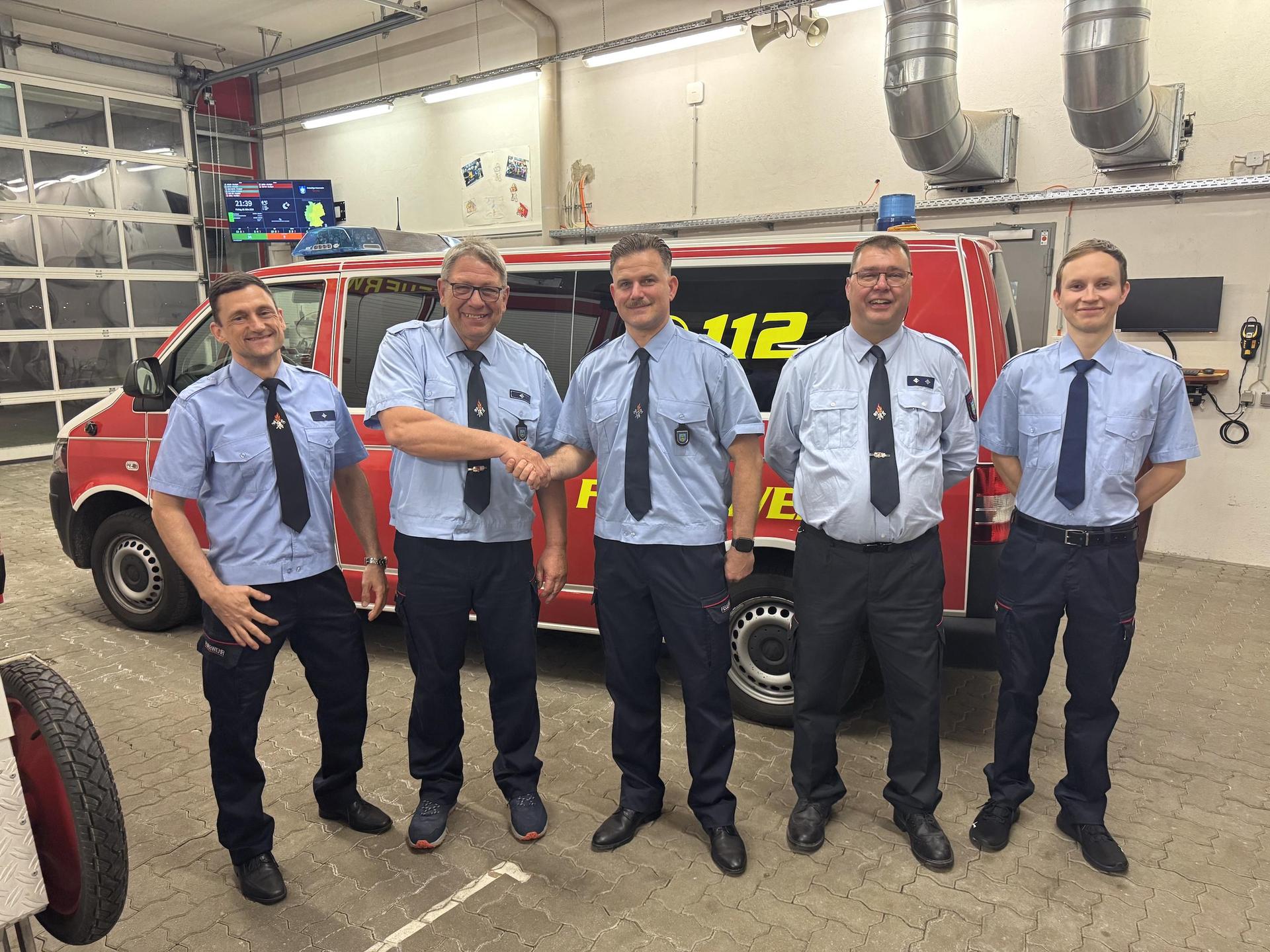 Die neue Wehrleitung: Enrico Jungmann, Wehrleiter in Taucha (Mitte) gratuliert Michael Denzer, Wehrleiter in Merkwitz zur Wiederwahl. 1. Stellvertreter in Taucha ist weiterhin Jörg Schmidt (2.v.r), der neue 2. Stellvertreter ist Lukas Thiergen (r.). Jürg Kolbig (l.) ist Stellvertreter in Merkwitz. (Foto: Daniel Große)