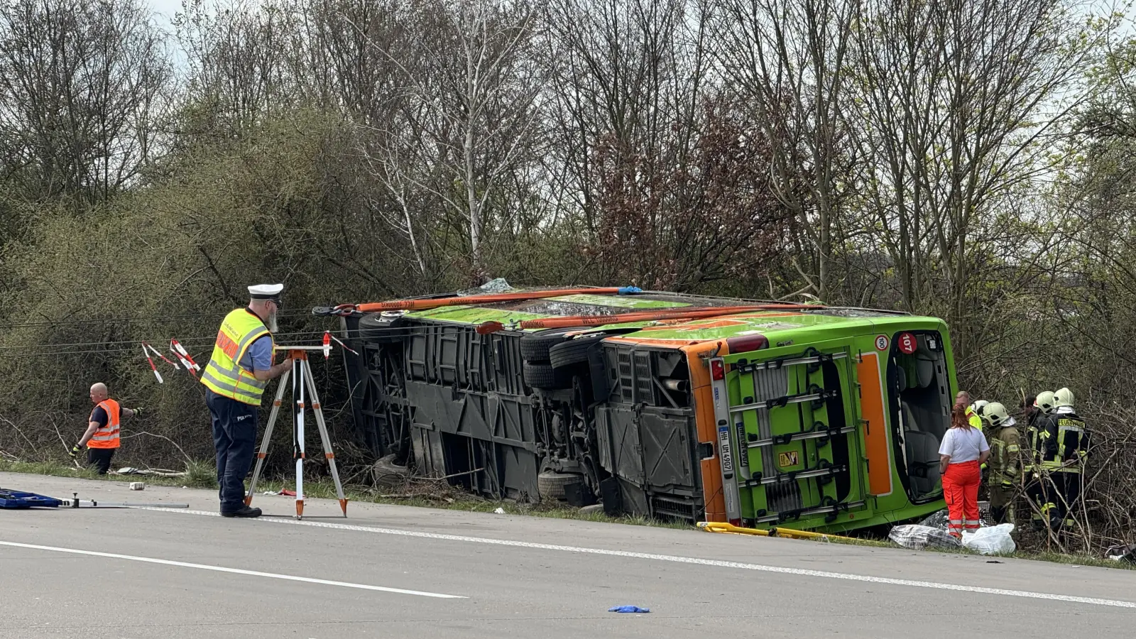 Der Flixbus kam auf der Seite zum Liegen. (Foto: Daniel Große)