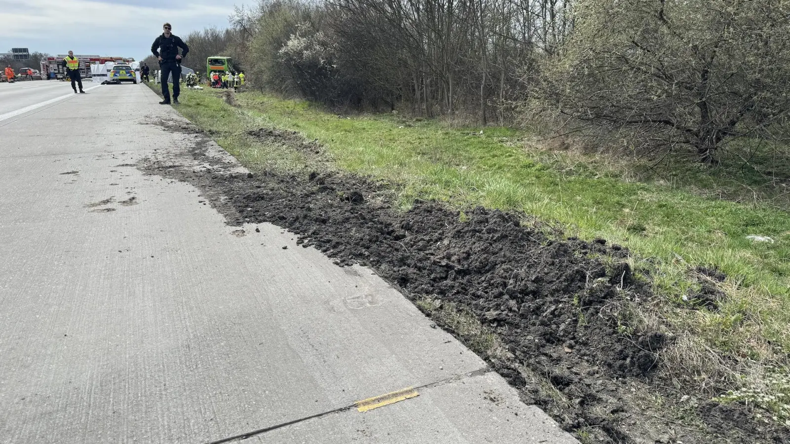 Der Bus kam von der Fahrbahn ab und kippte auf die rechte Seite. (Foto: Daniel Große)