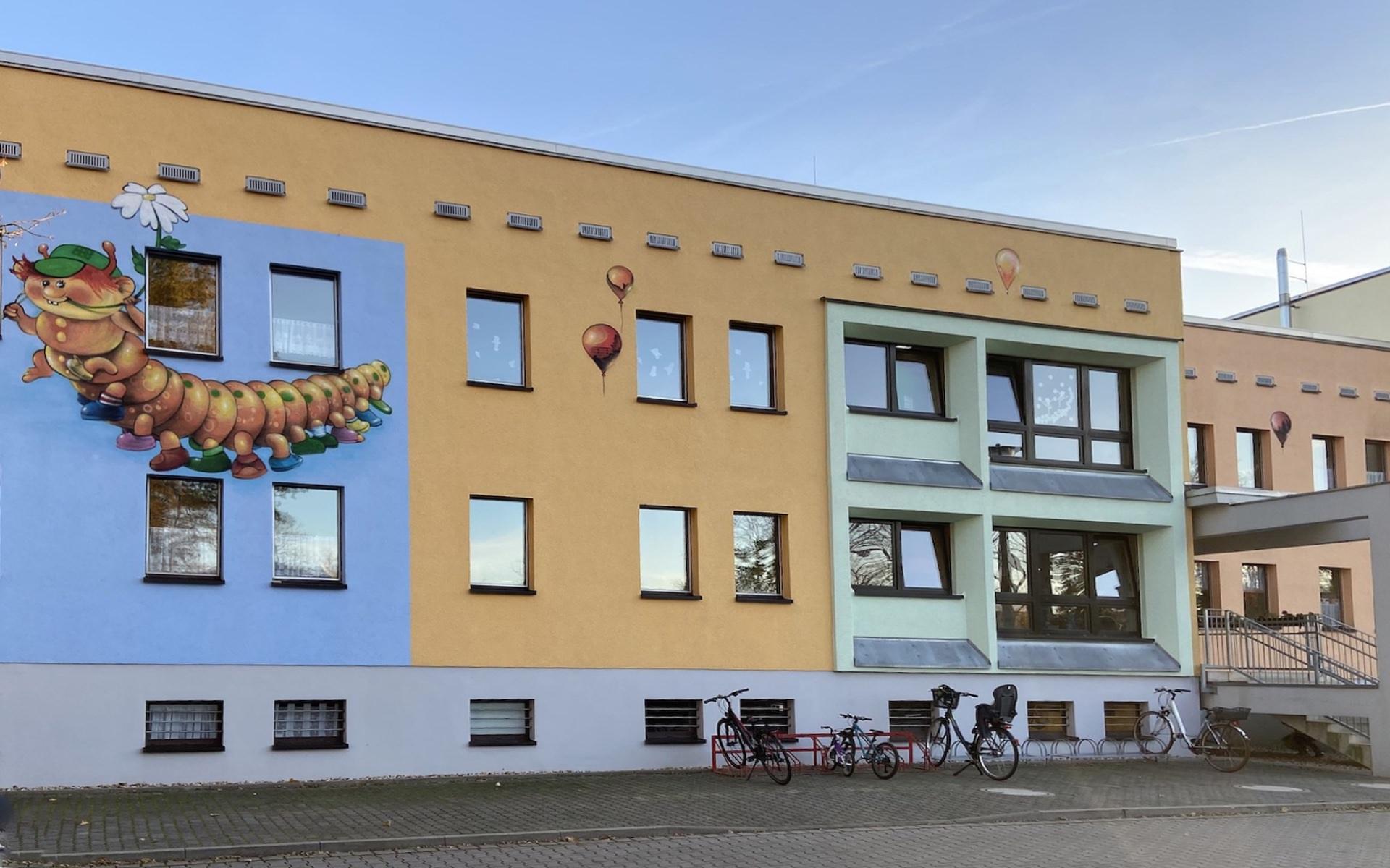Die Kita Tausendfüßler. Im Obergeschoss sollen ab dem kommenden Schuljahr auch Hortkinder der Grundschule 3 betreut werden - falls der Containerbau wie befürchtet nicht fertig wird. (Foto: Daniel Große)