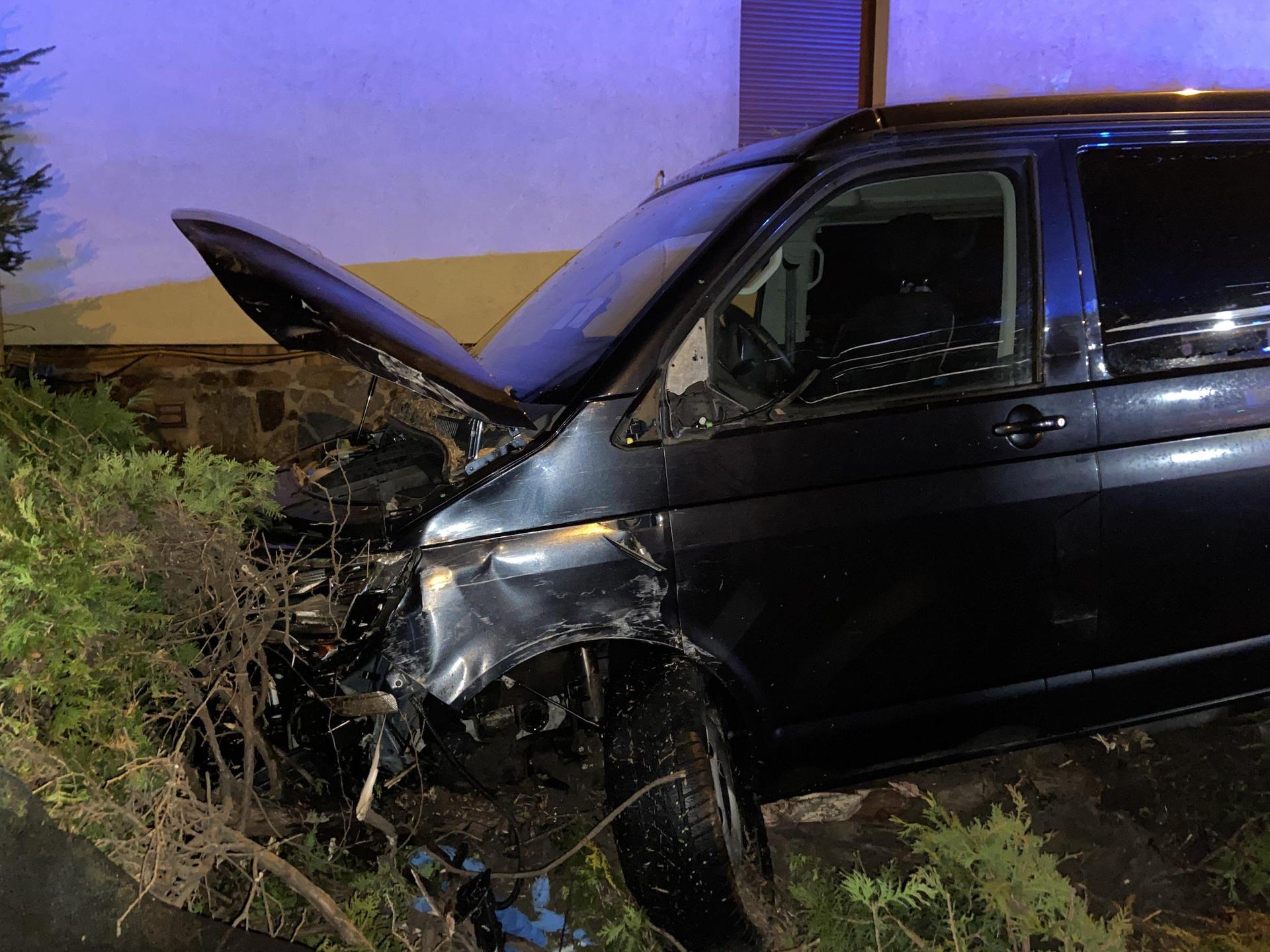 Der VW-Bus landete in einem Grundstück an der B87. (Foto: Daniel Große)