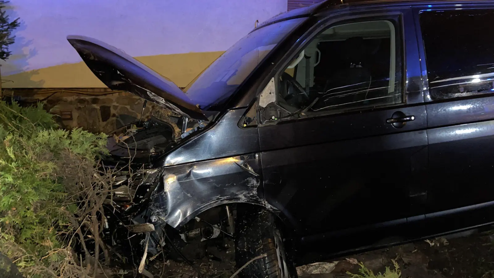 Der VW-Bus landete in einem Grundstück an der B87. (Foto: Daniel Große)