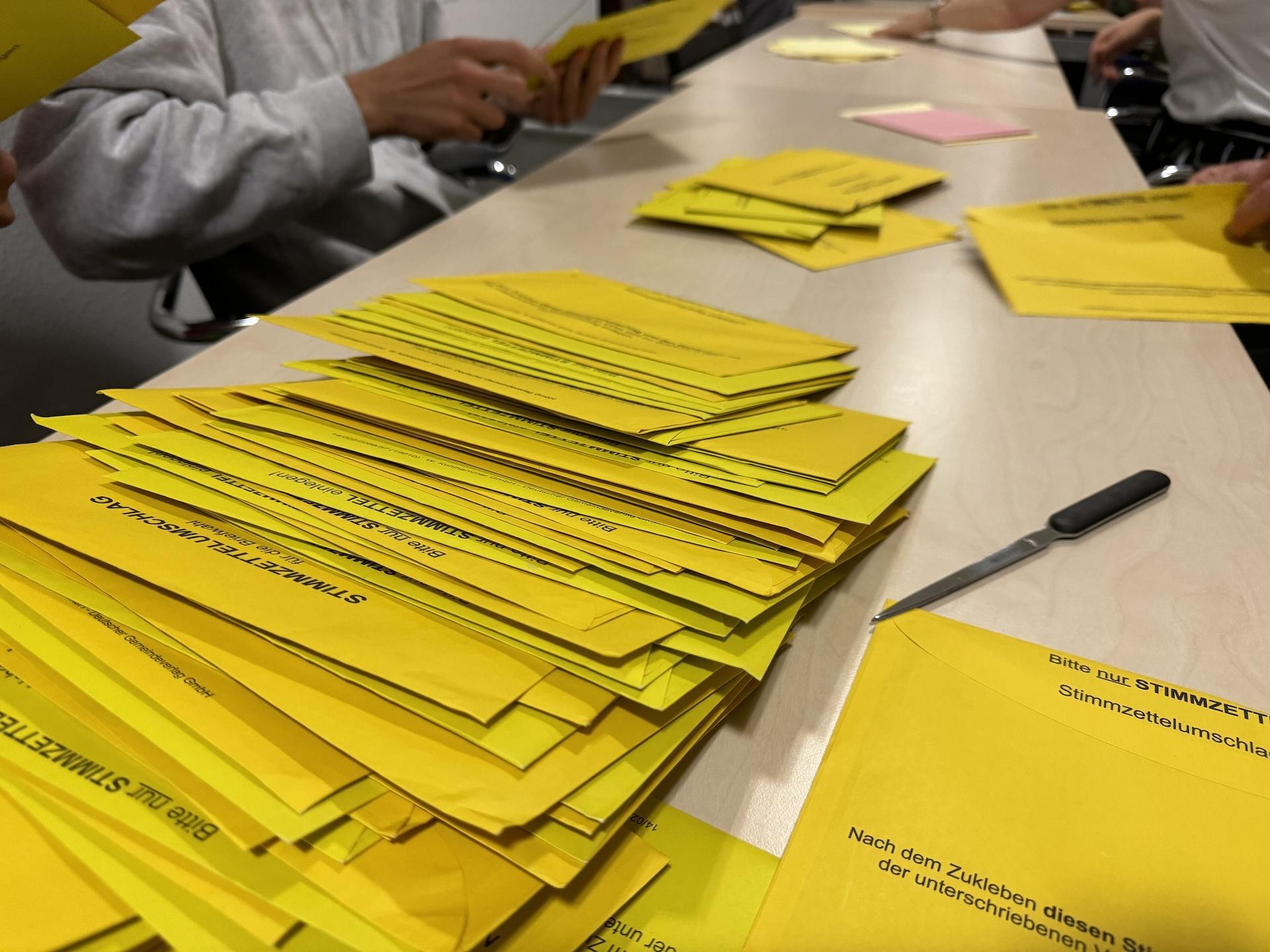 Auszählung der Briefwahlstimmen im Rathaus (Foto: Daniel Große)