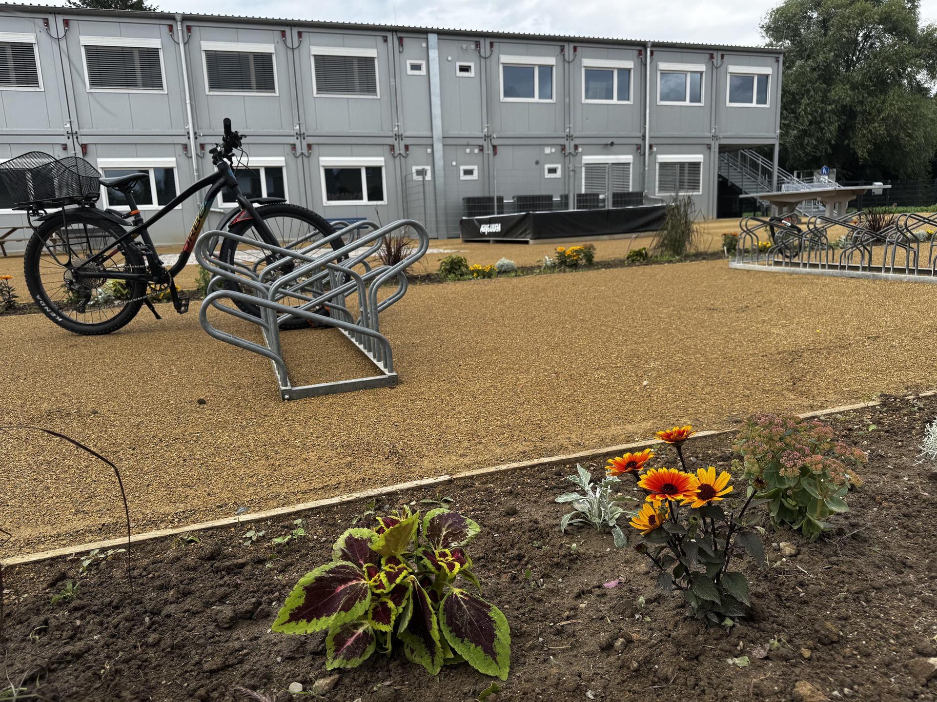 Die Außenanlagen sind fertig, erste Blumen wurden gepflanzt. (Foto: Daniel Große)