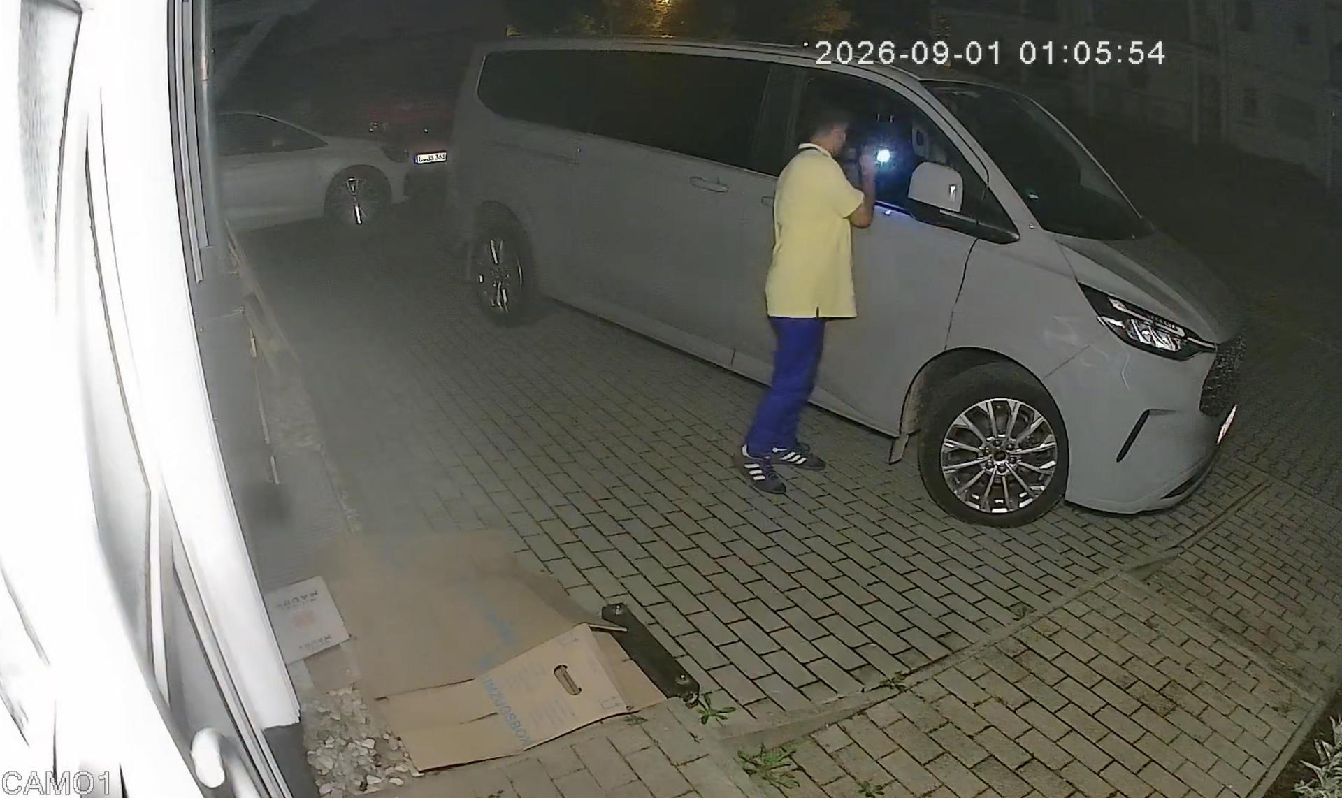 Ein unbekannter Mann machte sich diese Nacht an mehreren Autos in Taucha zu schaffen. (Foto: privat)