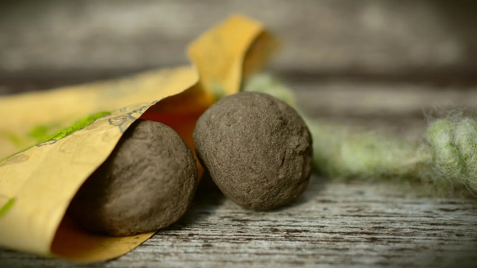 Samenbomen - oder auch Seedbombs - sind beliebte Mittel, um erwünschten Wildwuchs von Kräutern und Blumen zu erzeugen. (Symbolbild: Pixabay)