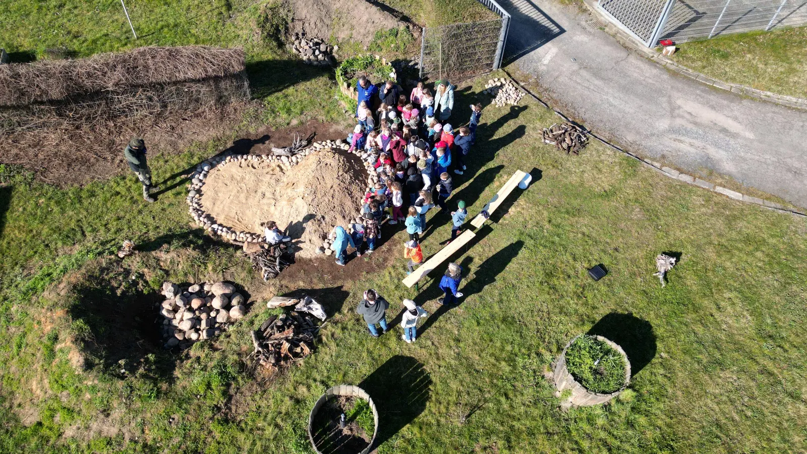 Ranger Thomas Schulze erklärte das Sandarium. (Foto: Rösl)