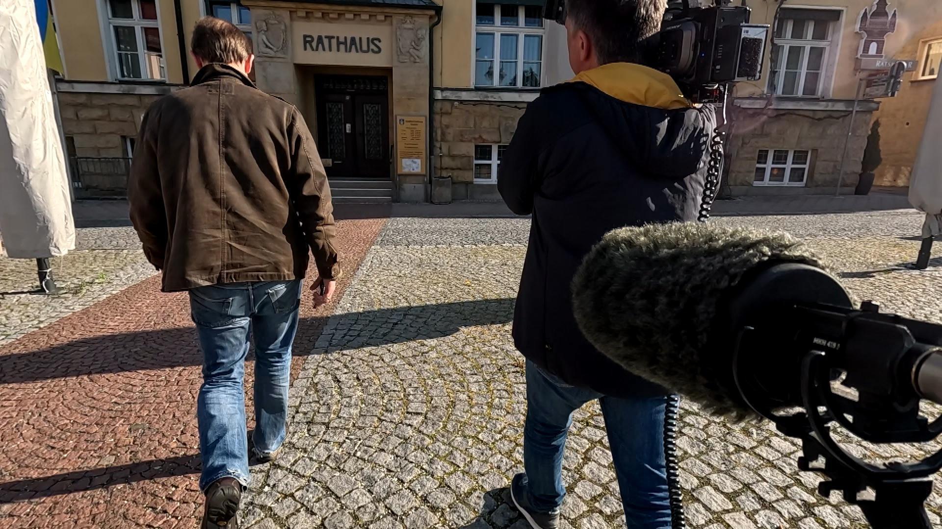 Das Kamerateam um Redakteur Adrian-Basil Mueller auf dem Weg ins Tauchaer Rathaus. (Foto: SPIEGEL TV Magazin)