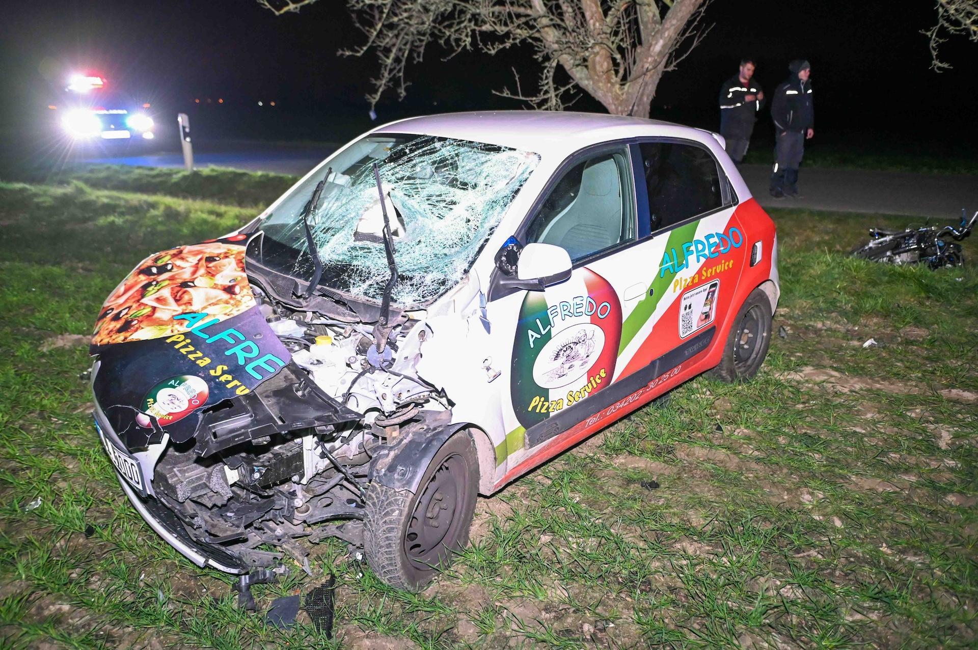 Pizzadienst-Fahrer kommt in die Gegenspur und prallt frontal in zwei Mopeds (Foto: EHL-Media)