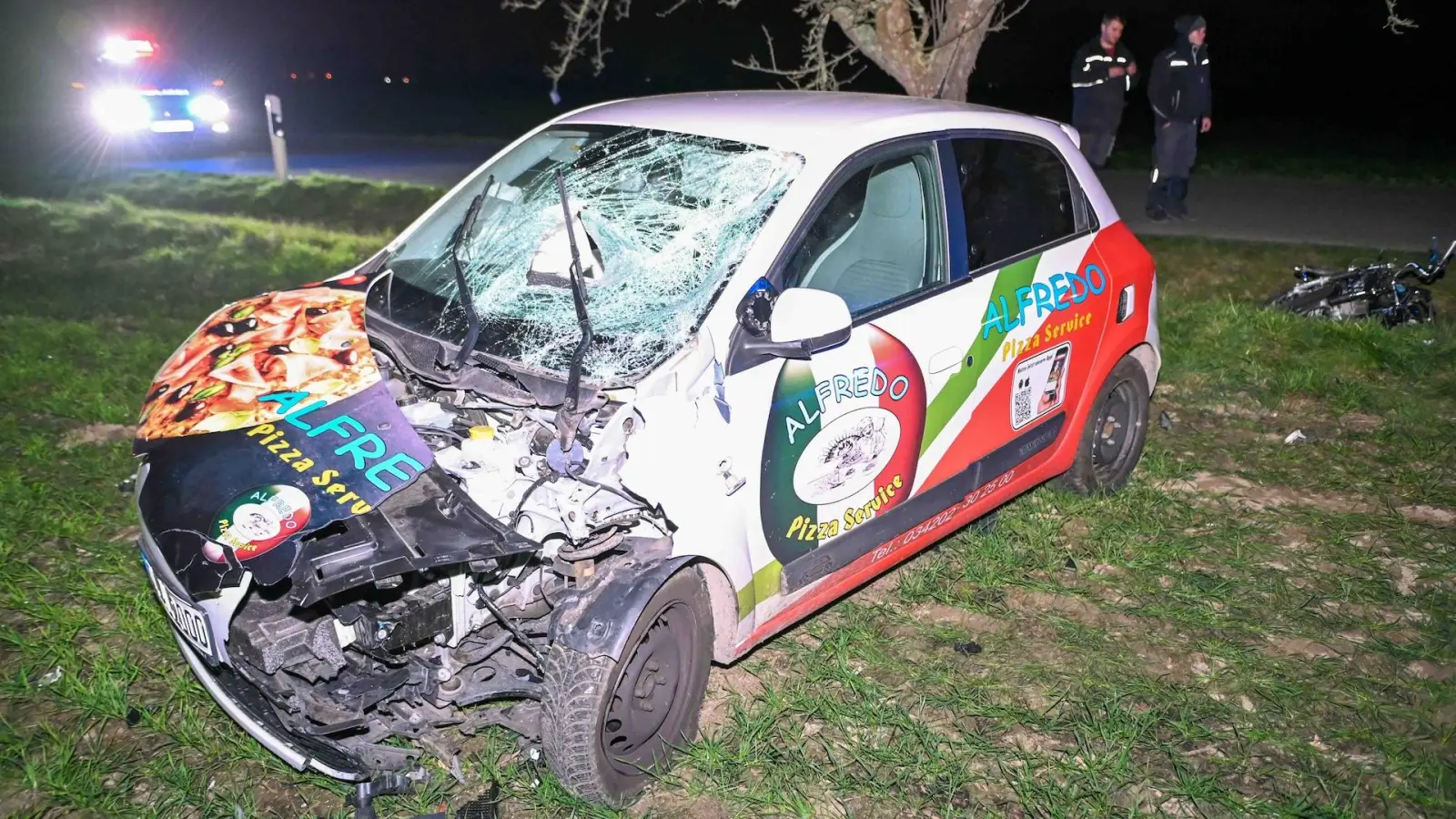 Pizzadienst-Fahrer kommt in die Gegenspur und prallt frontal in zwei Mopeds (Foto: EHL-Media)