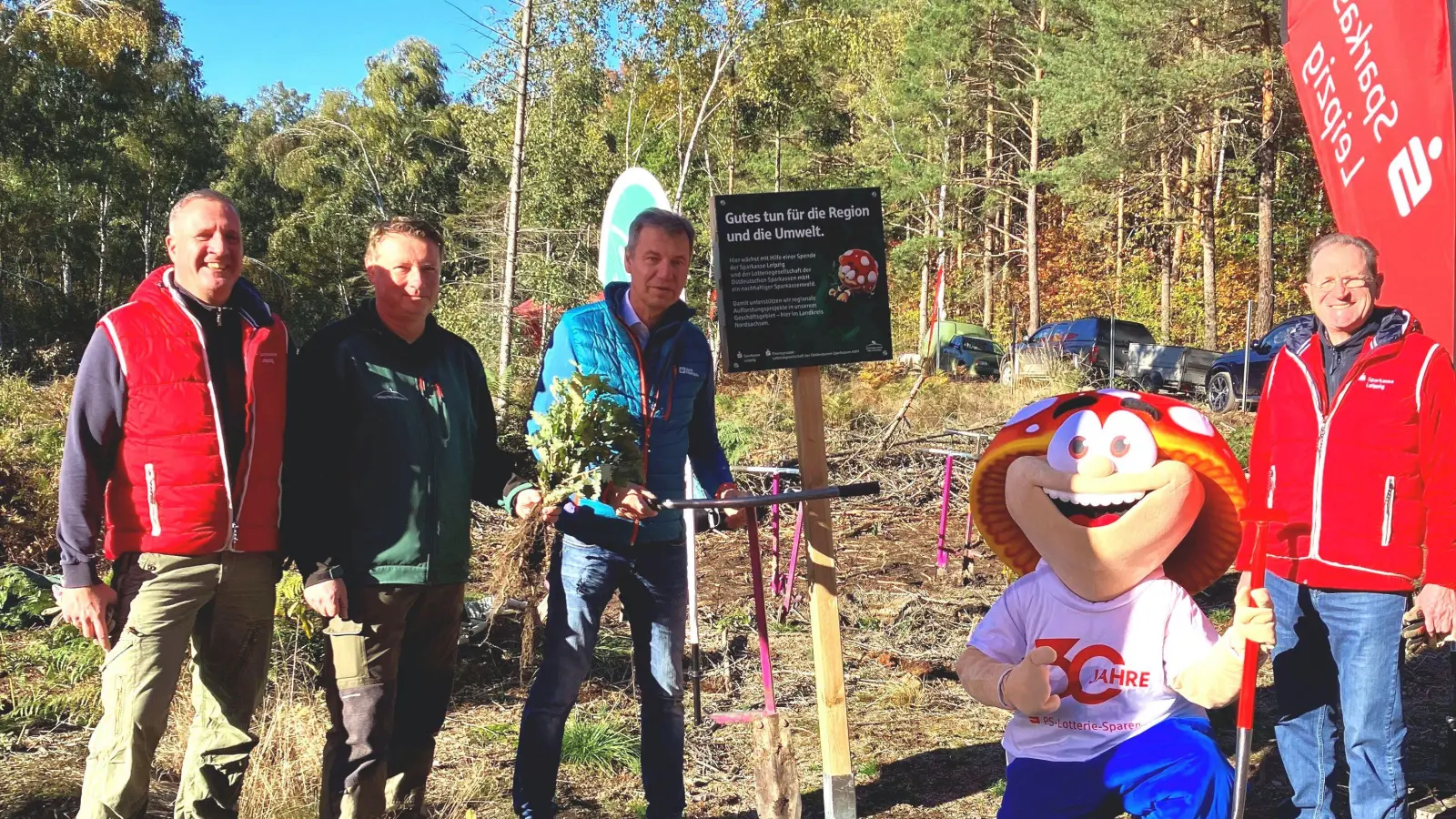 Im Bild v. l. n. r.: Andreas Nüdling (Vorstandsmitglied Sparkasse Leipzig), Henrik Lindner (Stiftung Wald für Sachsen), Kai Emanuel (Landrat Nordsachsens), Maskottchen Glückspilz Winni (Sparkasse Leipzig), Dr. Harald Langenfeld (Vorstandsvorsitzender Sparkasse Leipzig) (Foto: Stadt- und Kreissparkasse Leipzig)
