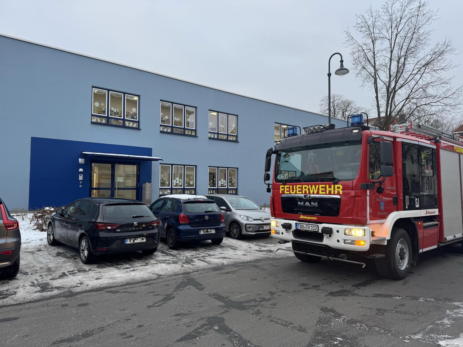 Die Freiwillige Feuerwehr Taucha an der Regenbogenschule. (Foto: Daniel Große)