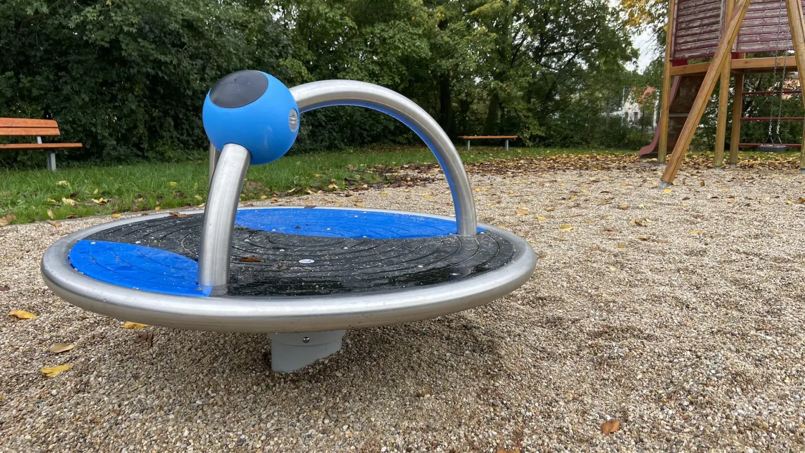 Das neue Karussell auf dem Spielplatz Brodau. (Foto: Daniel Große)