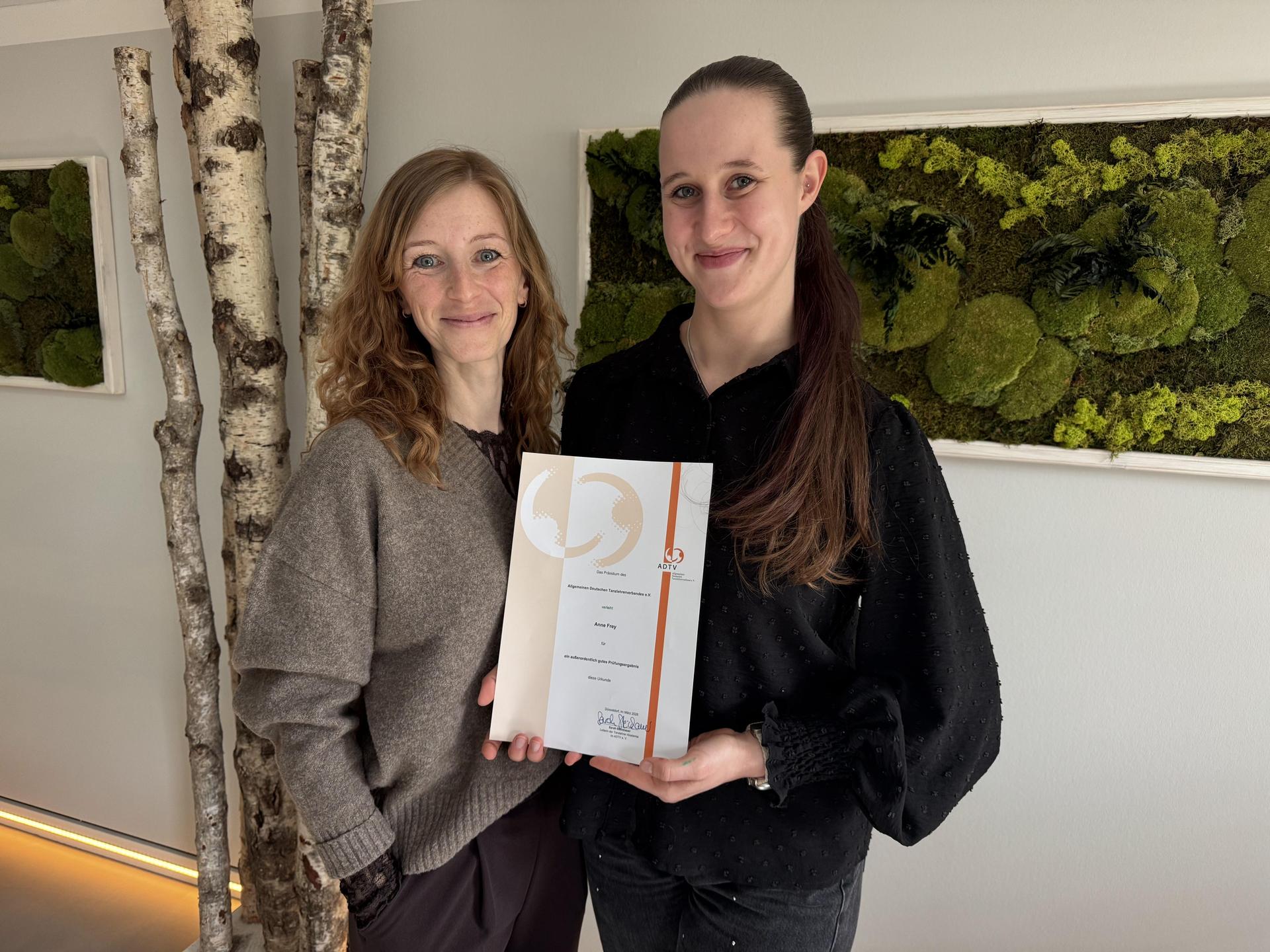 Tanzschulinhaberin Christin Gruller-Voigt ist mächtig stolz auf ihre Absolventin Anne Frey (r.). (Foto: Daniel Große)