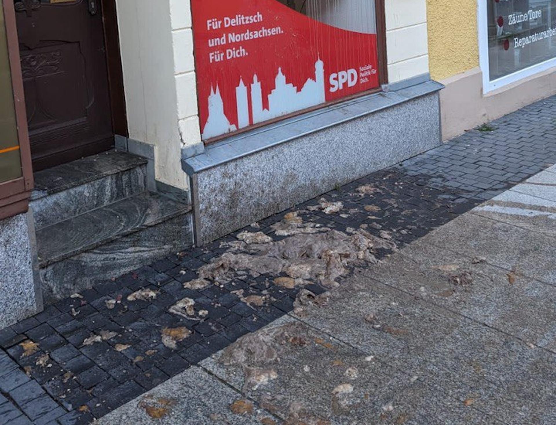 Gülle-Anschlag vor dem SPD-Büro Delitzsch. (Foto: SPD Delitzsch)