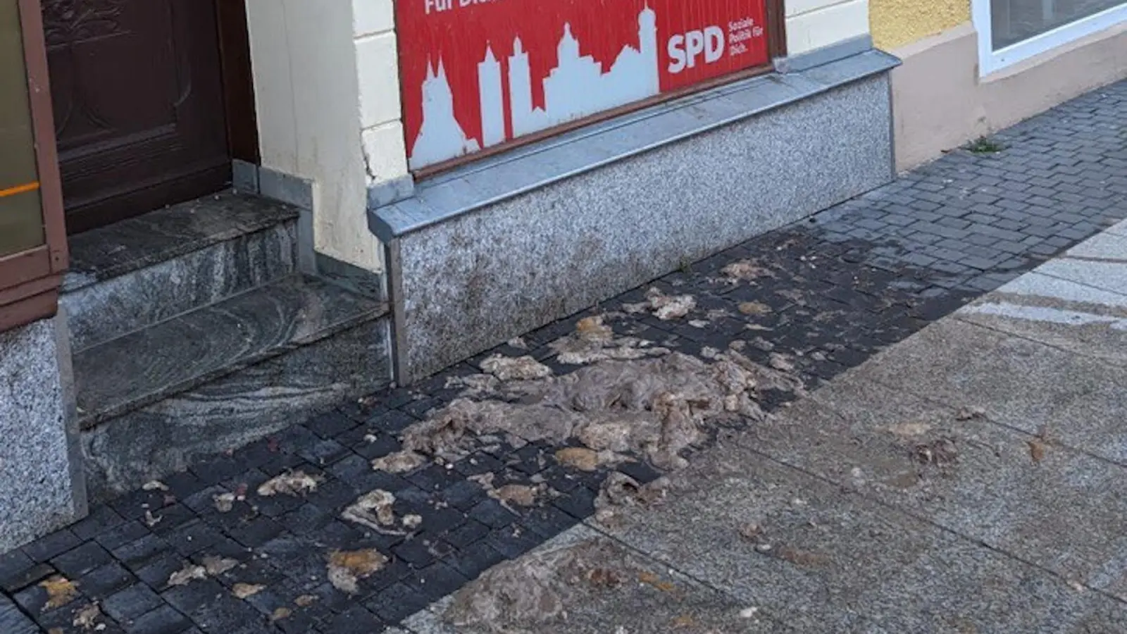 Gülle-Anschlag vor dem SPD-Büro Delitzsch. (Foto: SPD Delitzsch)