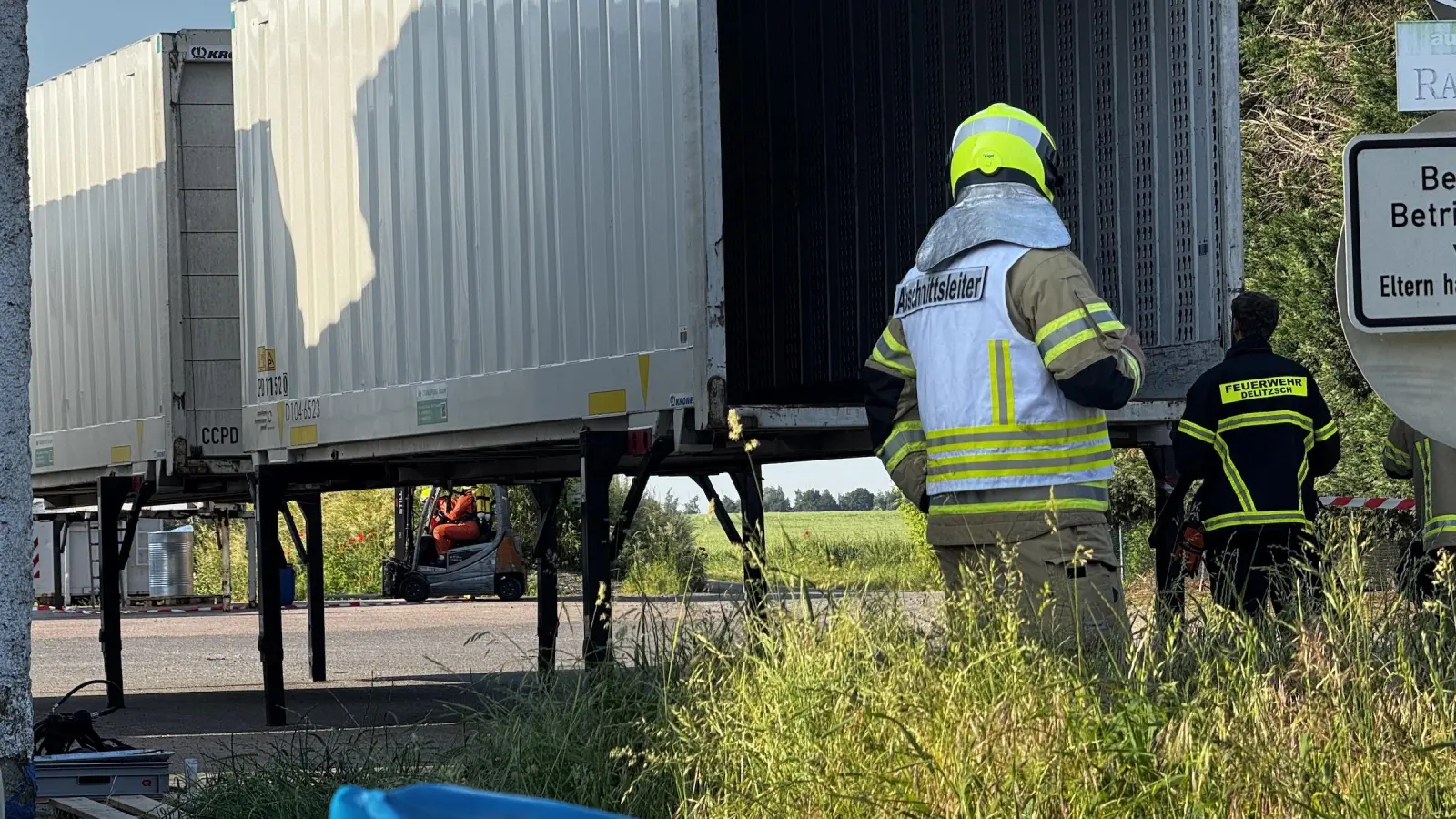 Das beschädigte blaue Fass mit der Chemikalie wurde in ein größeres Bergefass umgeladen. (Foto: Daniel Große)