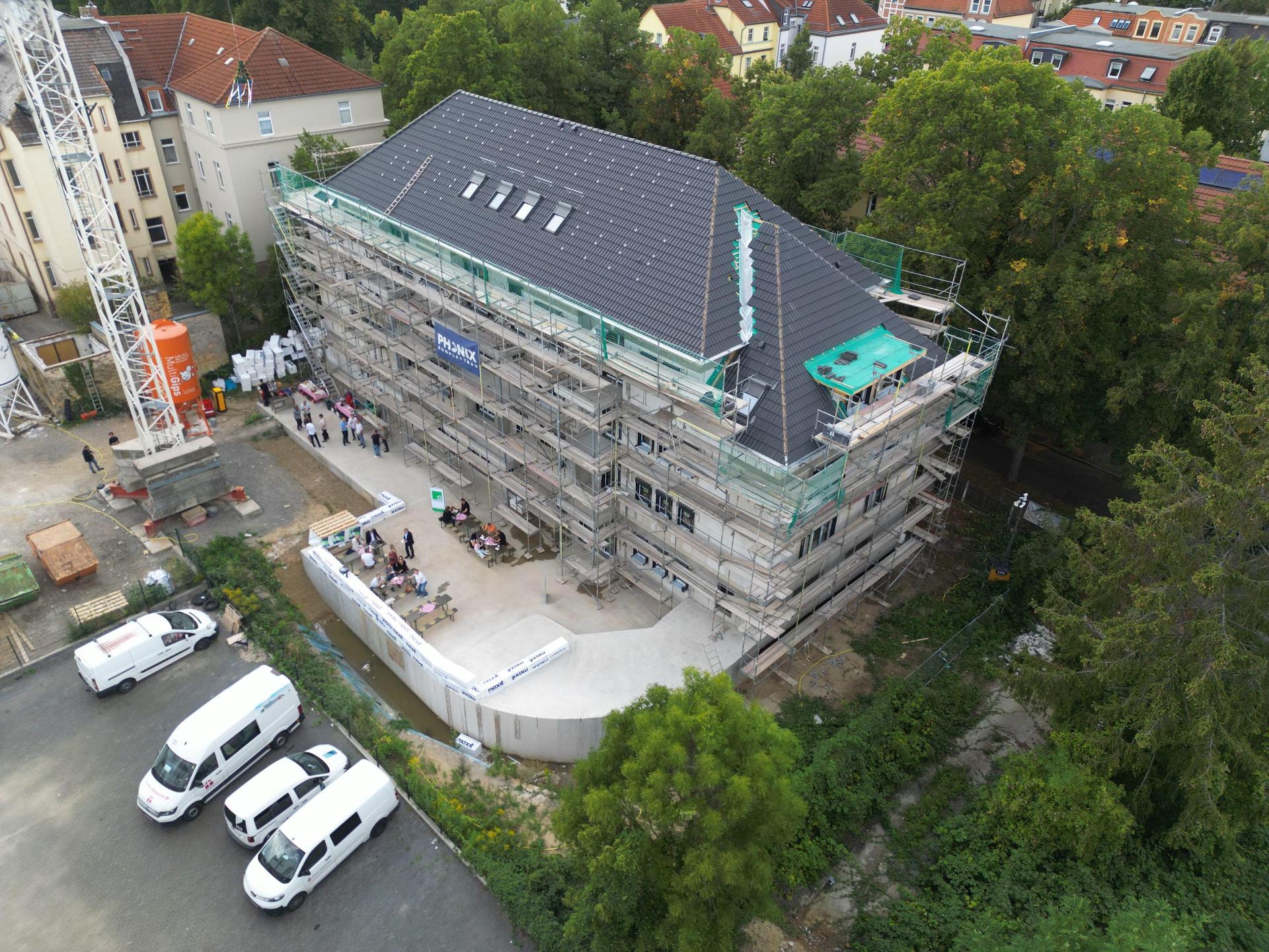 Der Neubau an der Heinrich-Heine-Straße kommt gut voran. Am Mittwoch wurde Richtfest gefeiert. (Foto: Daniel Große)
