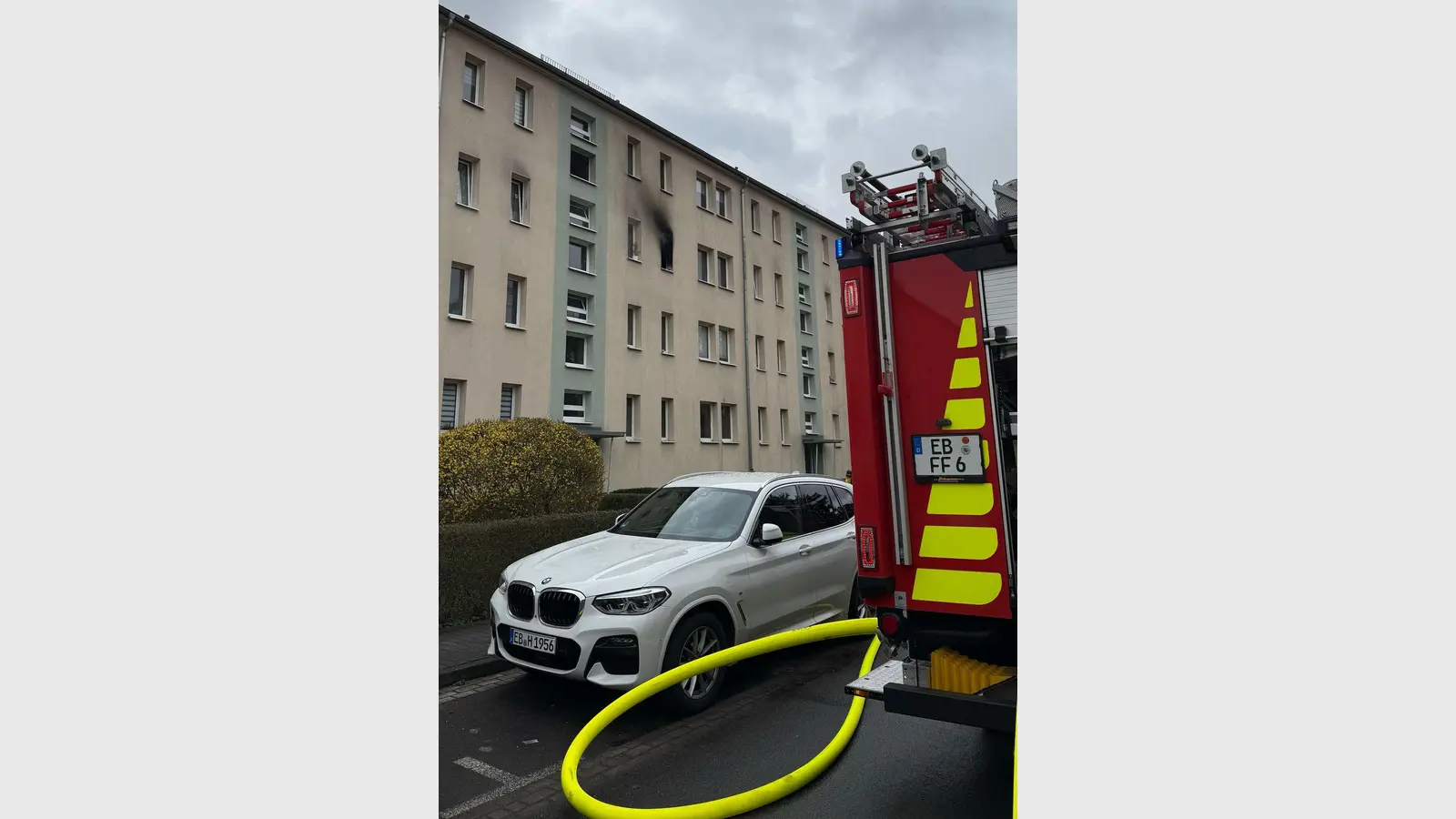 Auch vorn an der Straße ist der Brand sichtbar. (Foto: privat)