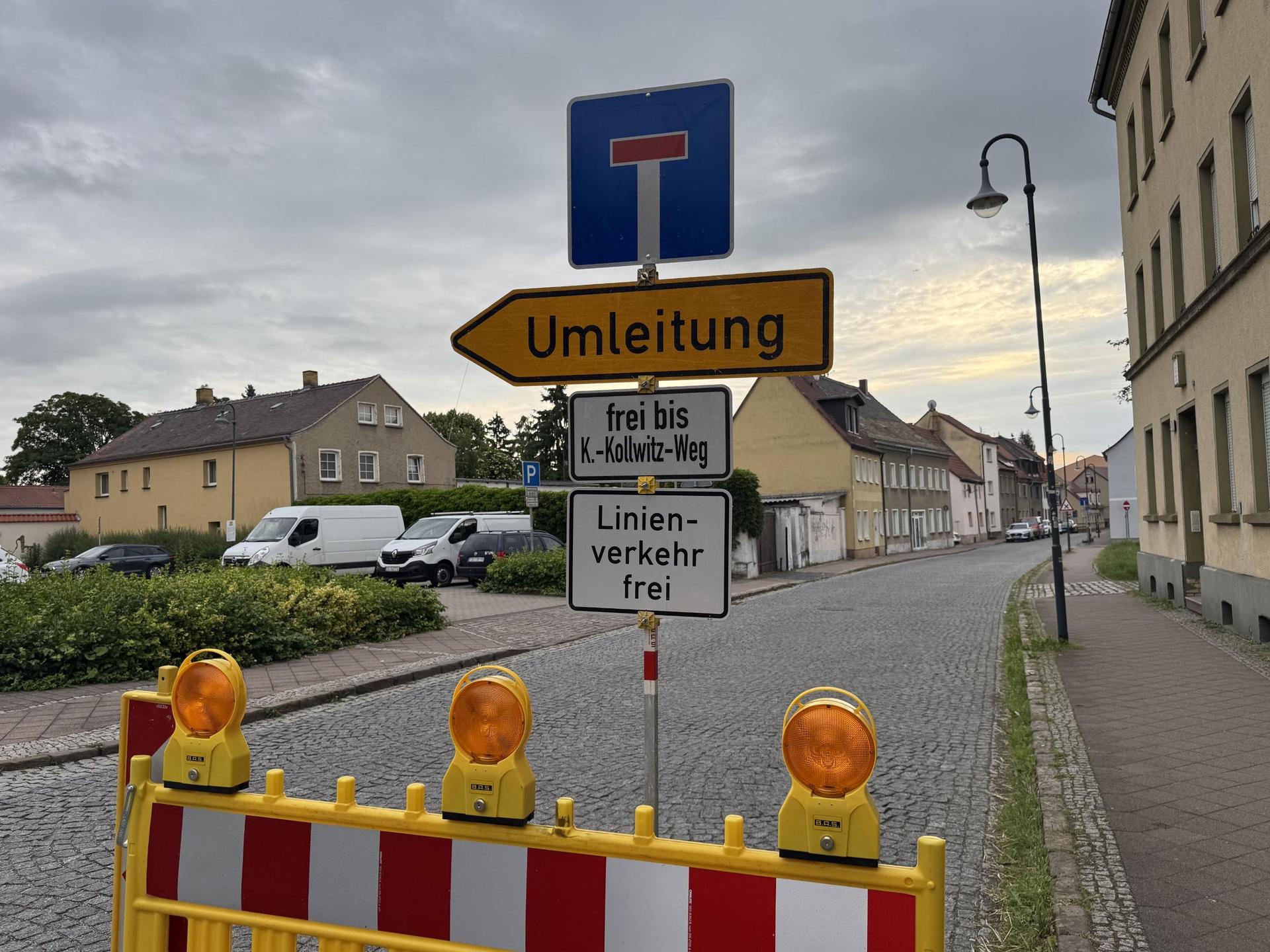 An der Einmündung Eilenburger Straße / Dewitzer Straße wird die Sperrung angekündigt. (Foto: Daniel Große)