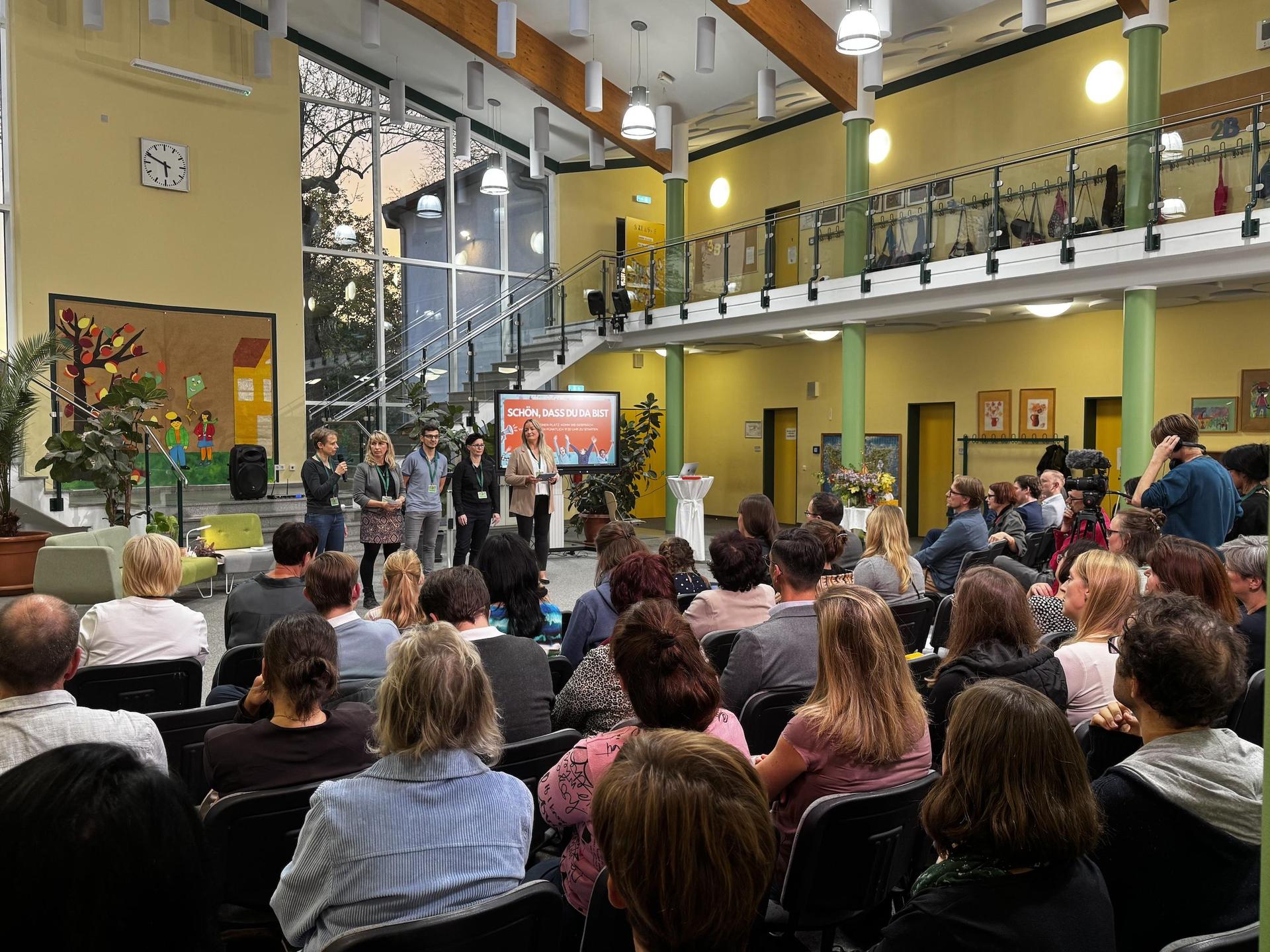 Die Elterninitiative „Taucha bricht auf” stellt sich während der Auftaktveranstaltung den rund 200 Gästen vor. (Foto: Daniel Große)