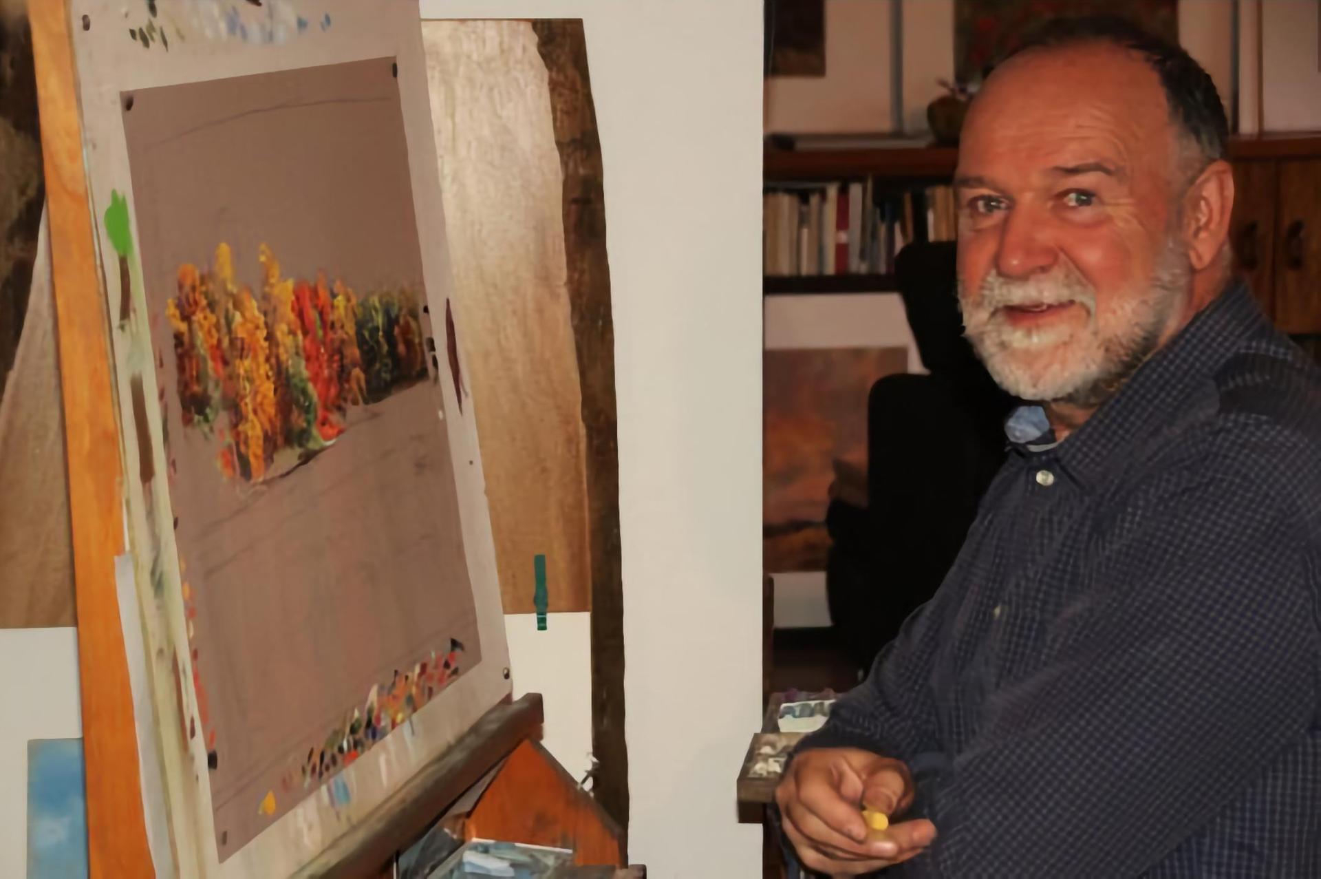 Der Künstler Christbert Steude zeigt seine Pastelle. (Foto: Städtisches Museum Taucha)
