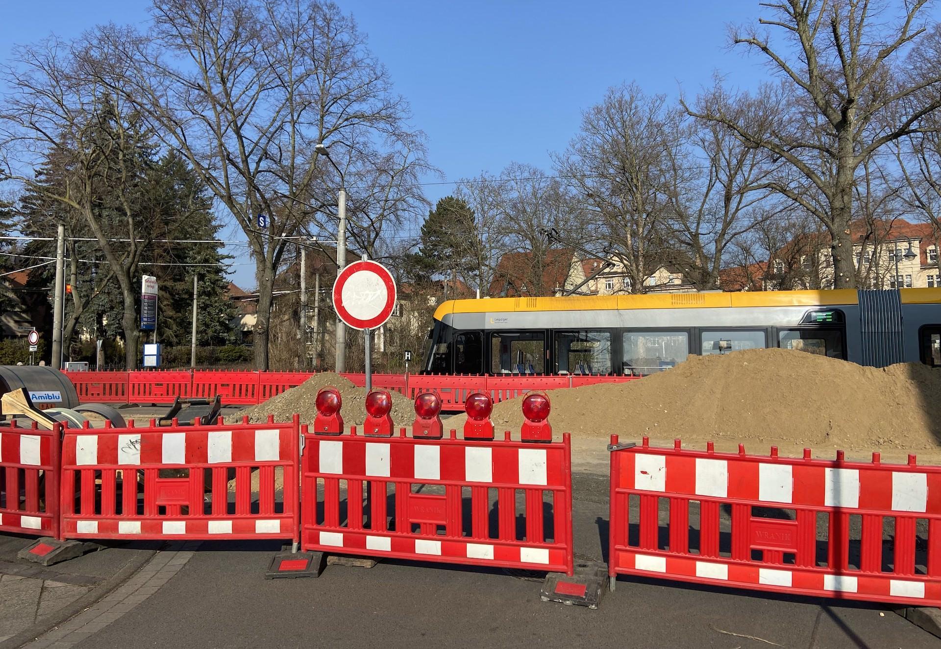 Alles gesperrt: Fußgänger müssen entlang der B87 weite Wege laufen (Foto: taucha-kompakt.de)