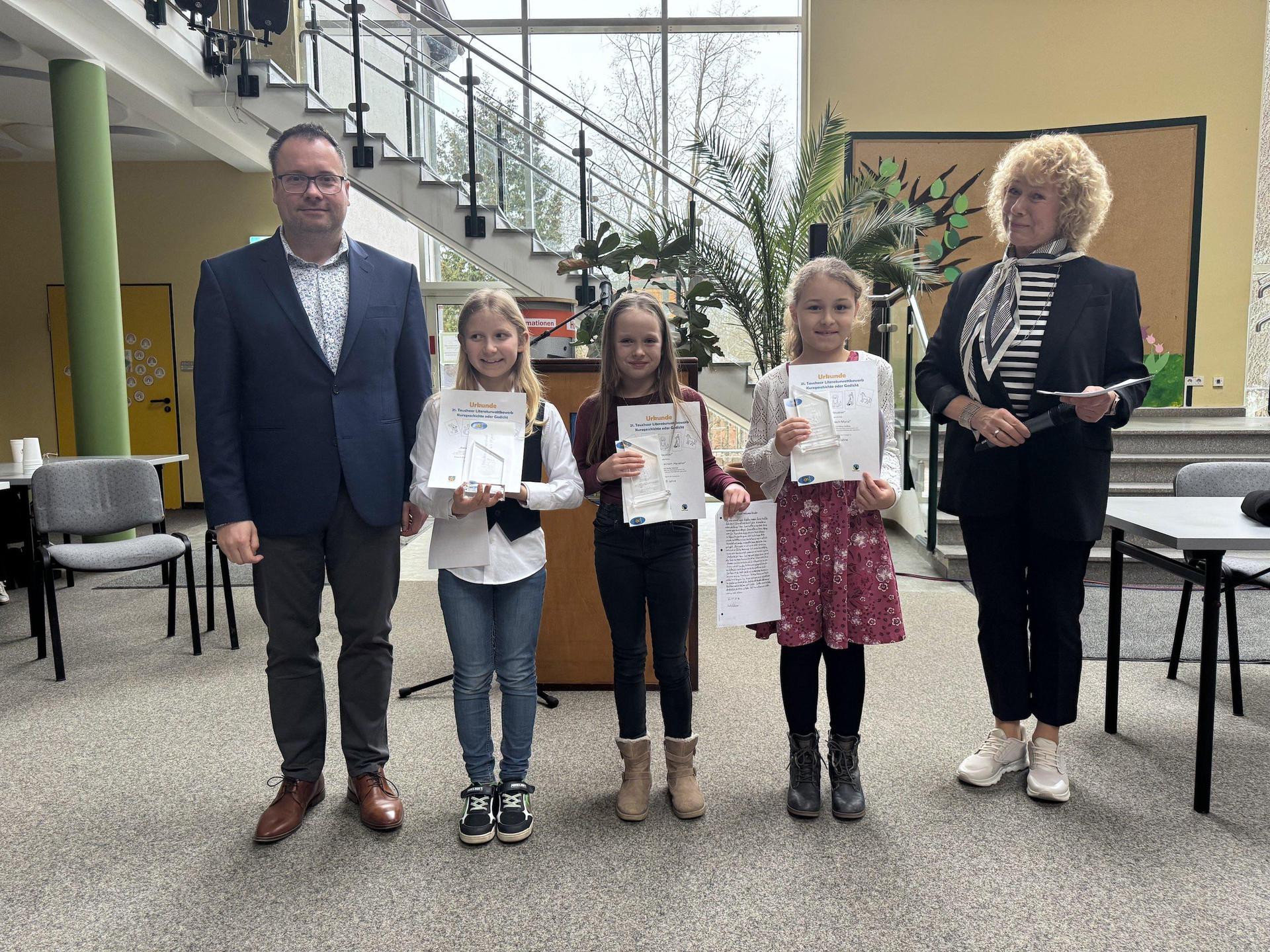 Bürgermeister Tobias Meier mit den jüngsten Gewinnern Henry Karl Scharschmidt, Emily Schwerwat, Alicia Schilling und Moderatorin Kerstin Twarog. (Foto: Daniel Große)