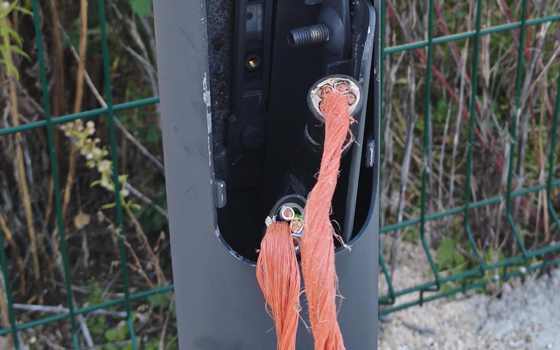 Die Kabel aus den Laternenmasten wurden abgeschnitten. (Foto: Stadtverwaltung Taucha)