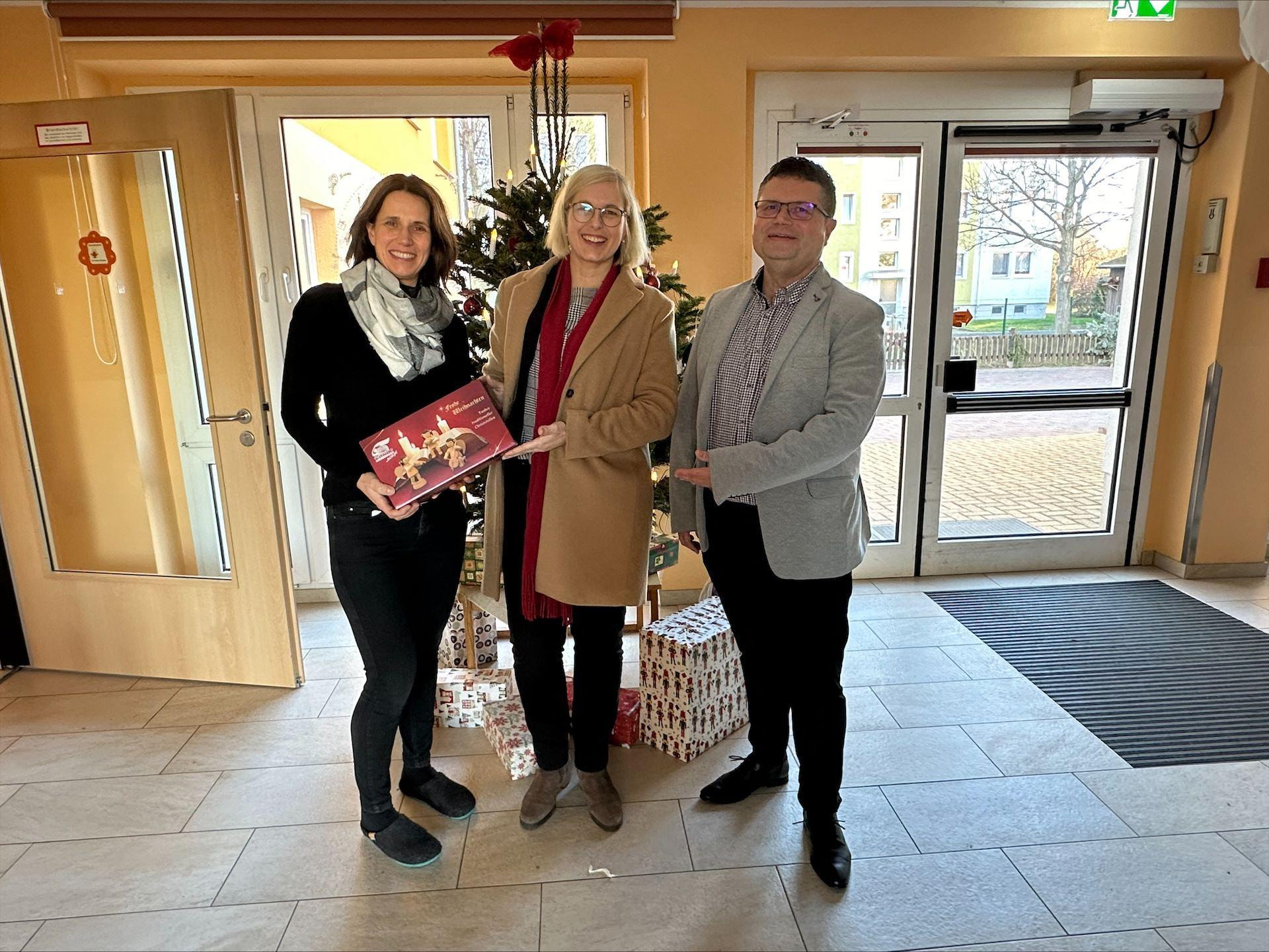 In der Kita „Haus Bummi” in Oschatz bedankte sich die nordsächsische Bundestagsabgeordnete Christiane Schenderlein (CDU) mit einem Stollen bei der Kita-Leiterin Katja Sauer und Lebenshilfe Oschatz Geschäftsführer Markus Drexler für die Arbeit. (Foto: CDU Nordsachsen)