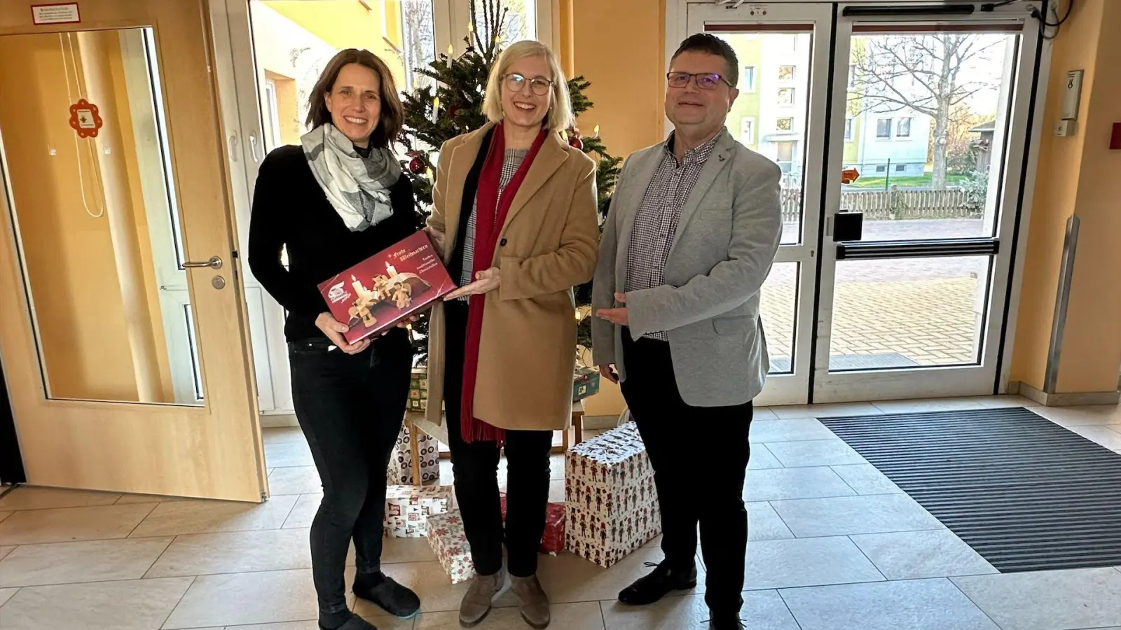 In der Kita „Haus Bummi” in Oschatz bedankte sich die nordsächsische Bundestagsabgeordnete Christiane Schenderlein (CDU) mit einem Stollen bei der Kita-Leiterin Katja Sauer und Lebenshilfe Oschatz Geschäftsführer Markus Drexler für die Arbeit. (Foto: CDU Nordsachsen)