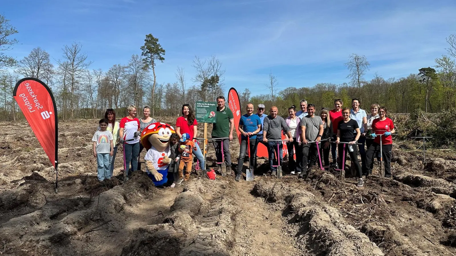 Firmenkunden und Berater der Sparkasse Leipzig sowie deren Familien beim Arbeitseinsatz im Delitzscher Stadtforst. In der Bildmitte: Michael Tiedtke, Vertriebsdirektor bei der Sparkasse Leipzig (blaues T-Shirt), und Henrik Lindner, Geschäftsführer der Stiftung Wald für Sachsen (grünes T-Shirt). (Foto: Sparkasse Leipzig)