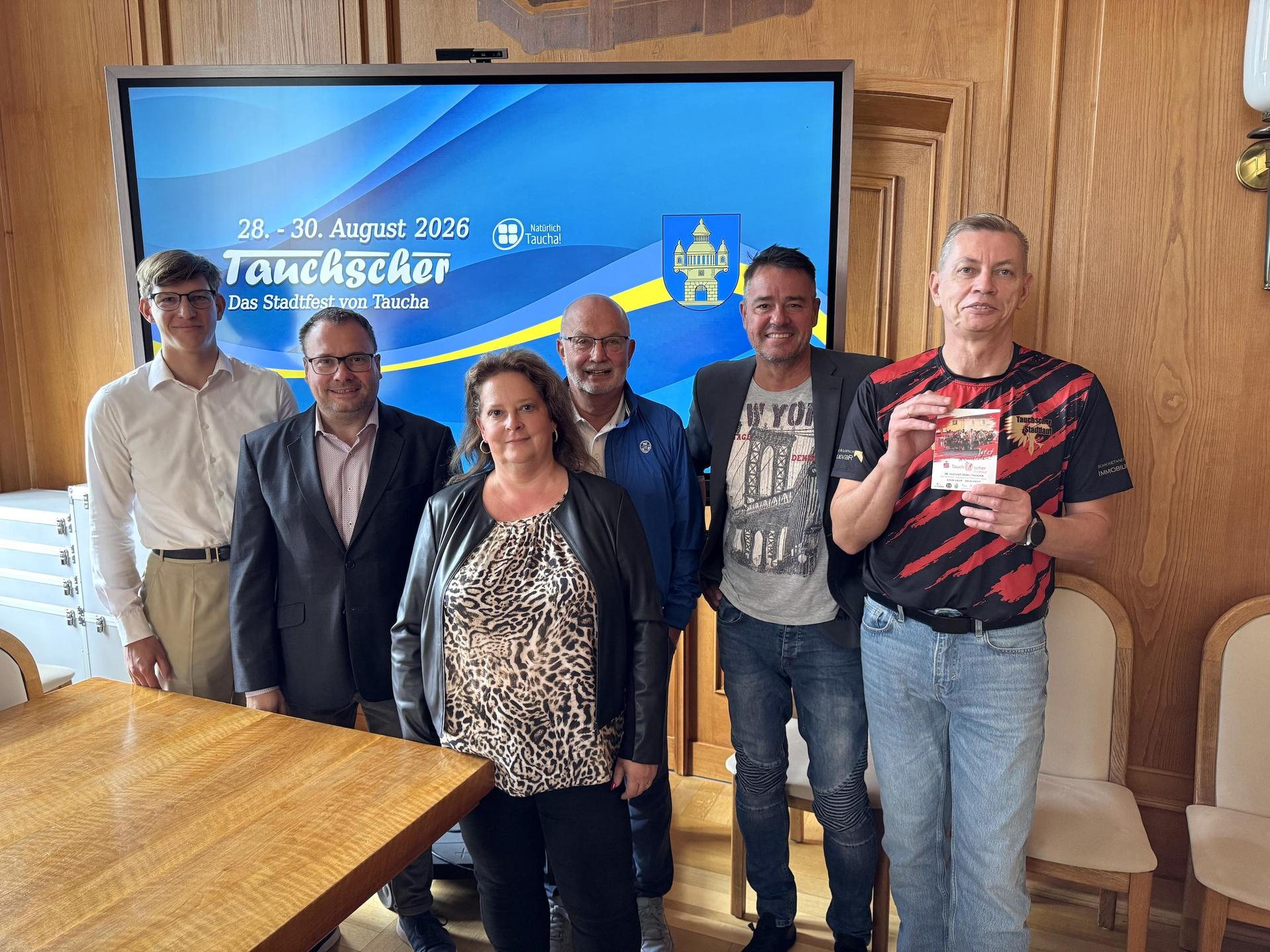 Nur einige der Organisatoren des Tauchscher Stadtfestes: Otto Gurtler (Heimatverein Taucha), Bürgermeister Tobias Meier, Cornelia Czeczlinski (Heimatverein Taucha), Veranstaltungsprofi Bernd Hochmuth, Moderator Roman Knoblauch und Uwe Kleine (LC Taucha). (Foto: Daniel Große)
