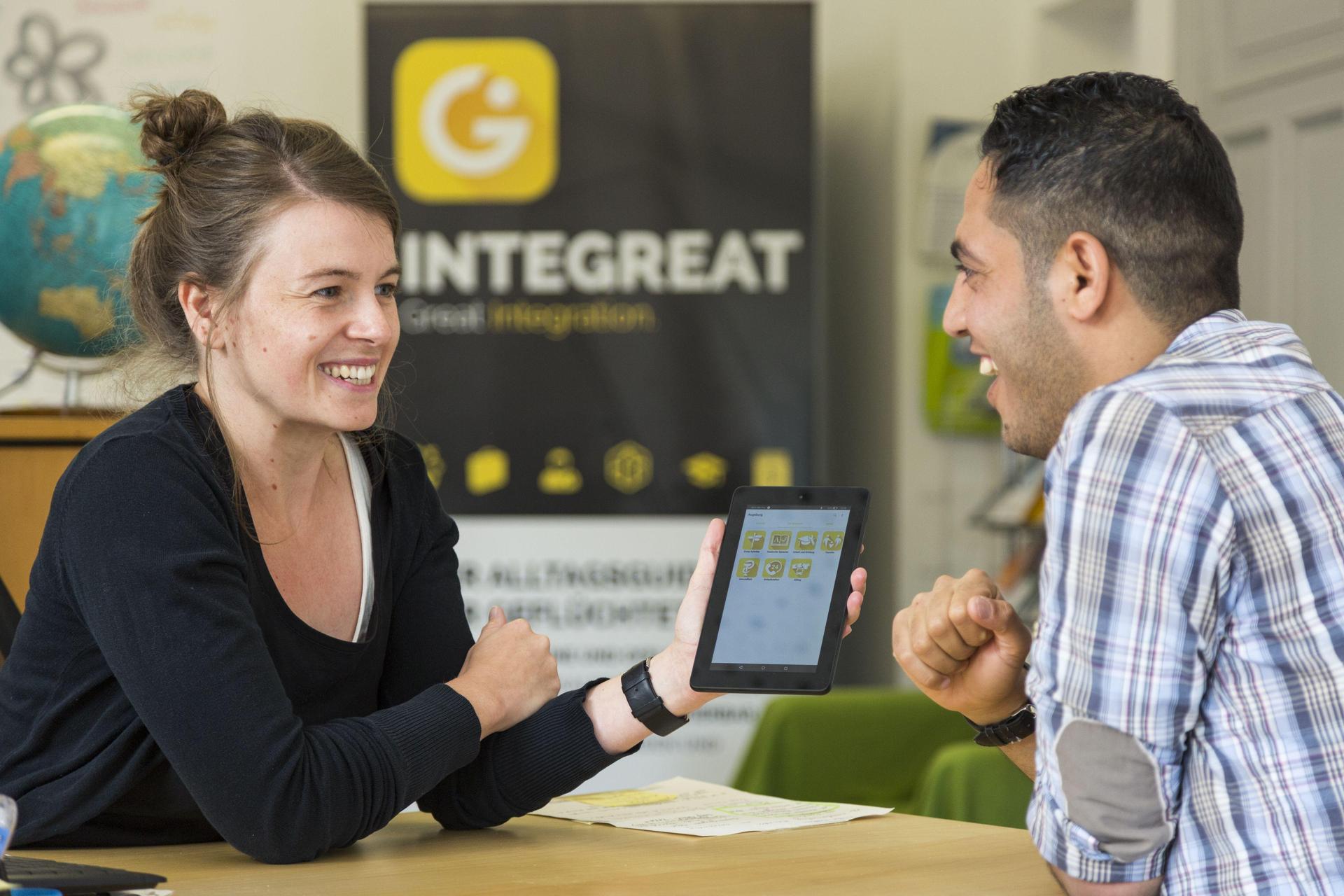 Beratungsgespräch mit Unterstützung durch die Integreat-App. (Foto: Tür an Tür - Digitalfabrik gGmbH / Integreat)