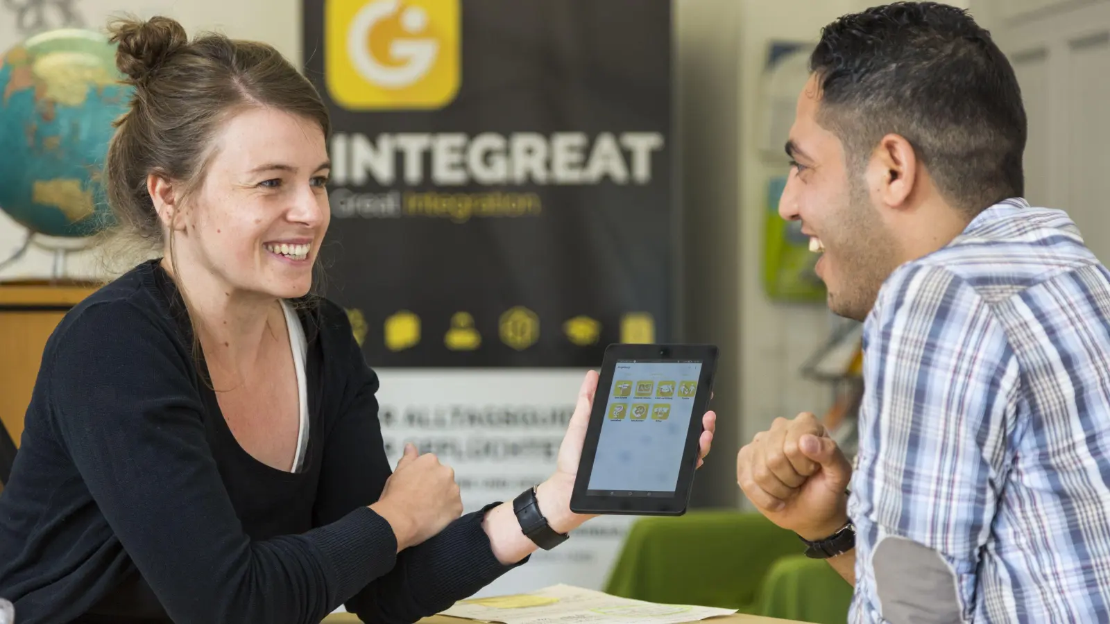 Beratungsgespräch mit Unterstützung durch die Integreat-App. (Foto: Tür an Tür - Digitalfabrik gGmbH / Integreat)