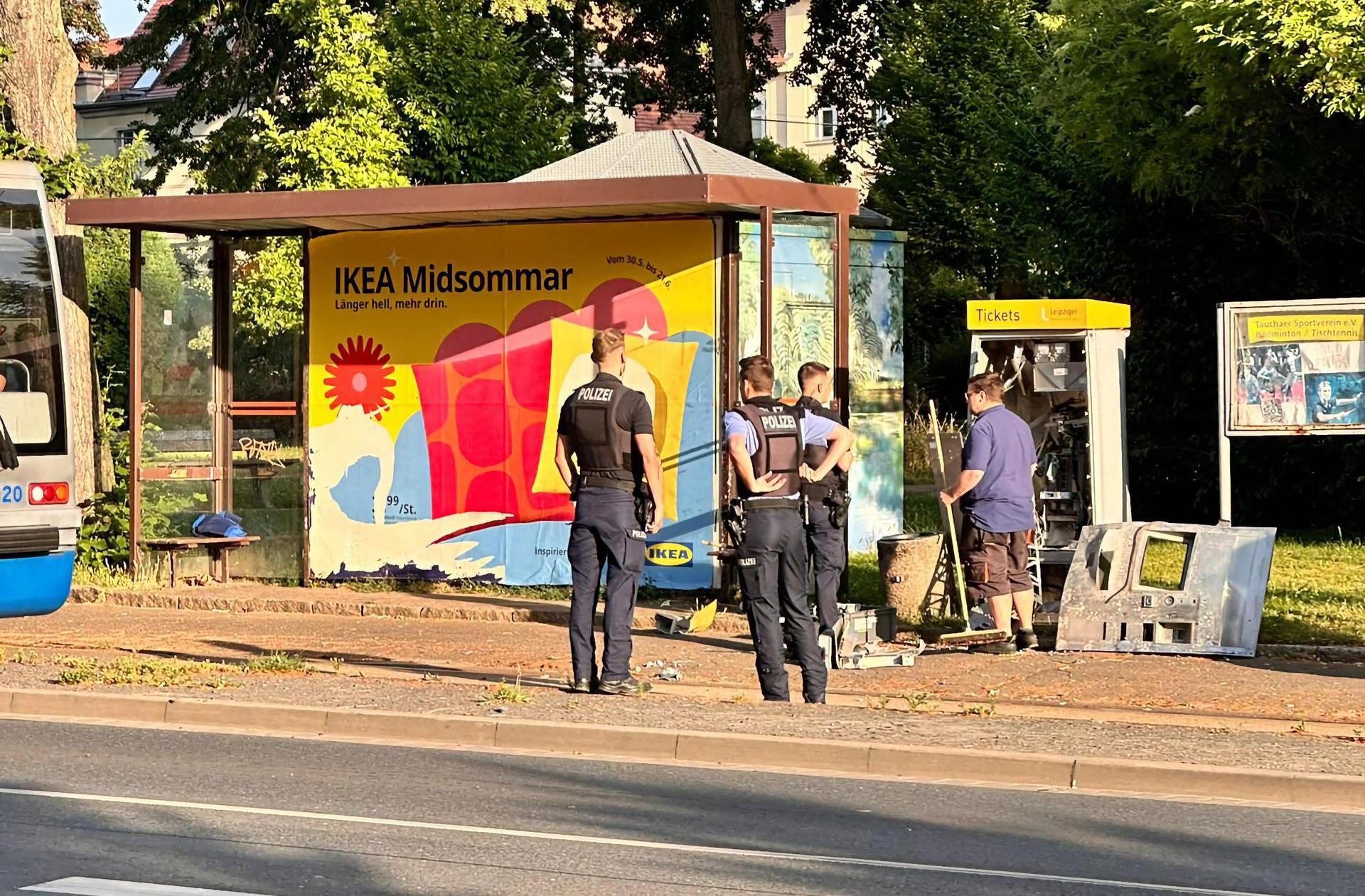 Der Automat an der Endstelle wurde vollständig zerstört. Mitarbeiter der LVB sowie Polizeibeamte waren heute Morgen gegen 7 Uhr vor Ort. (Foto: privat)