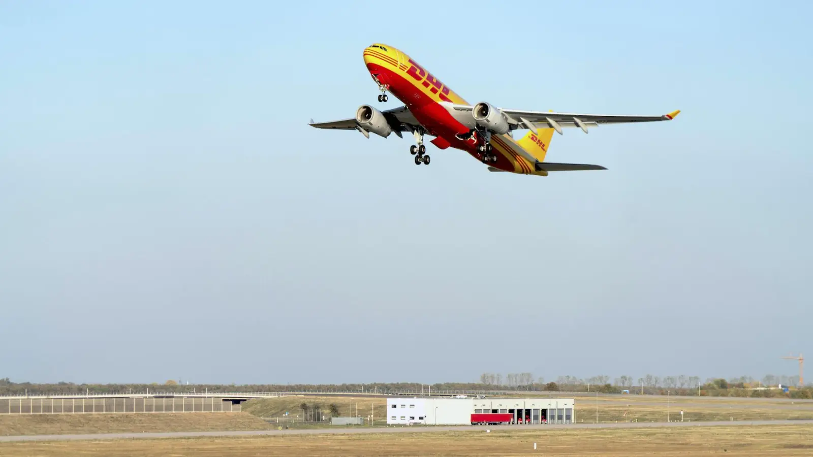Ein Airbus A330-200F der DHL hebt am Airport Leipzig-Halle ab.  (Foto: DHL)