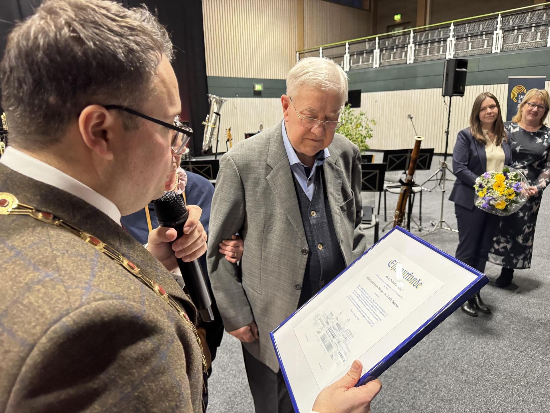 Tobias Meier überreichte Detlef Porzig die Ehrenurkunde. (Foto: Daniel Große)