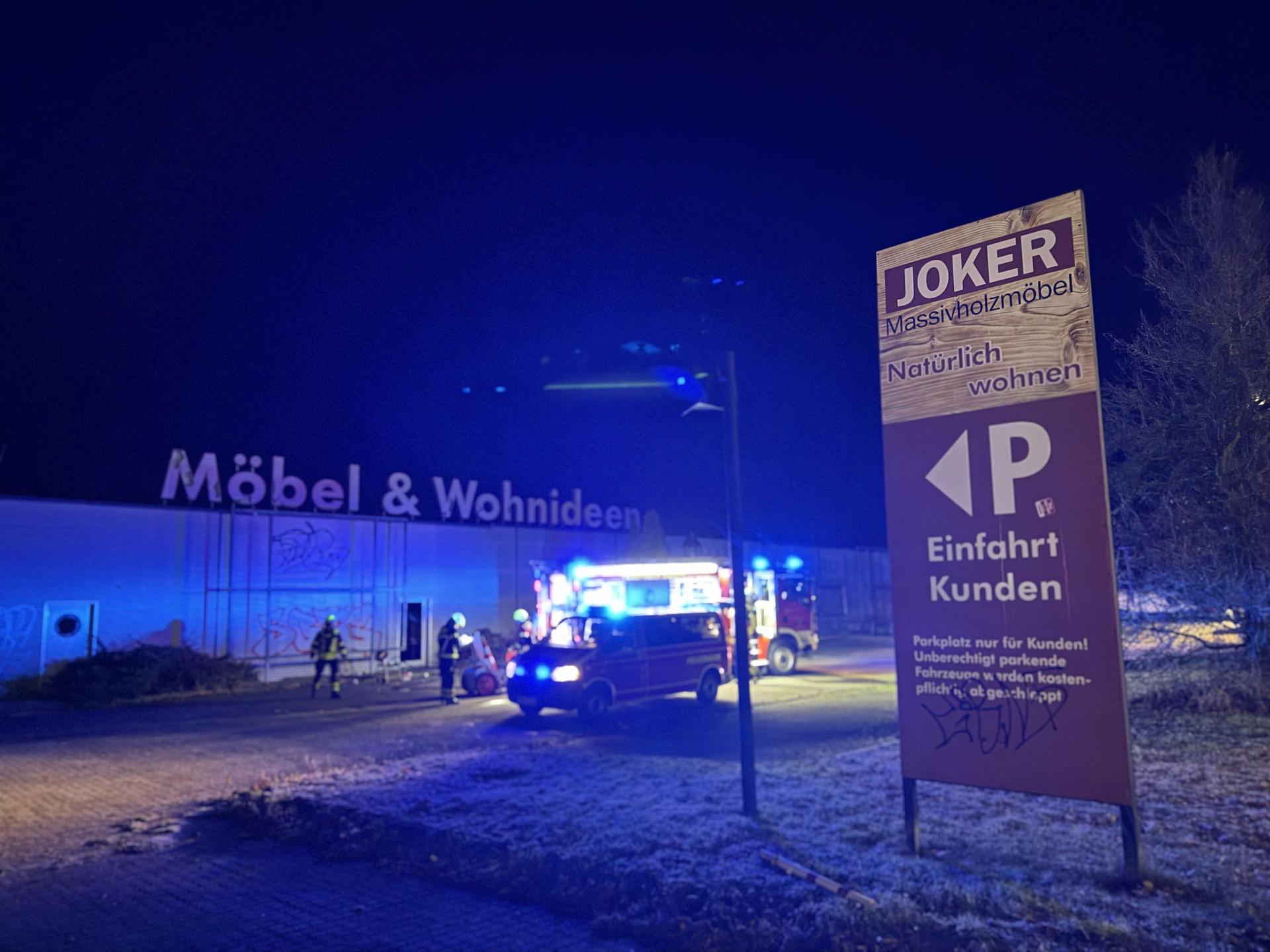 Einsatz für die Feuerwehr Taucha im ehemaligen Joker-Möbelmarkt am Dienstagmorgen. (Foto: Daniel Große)