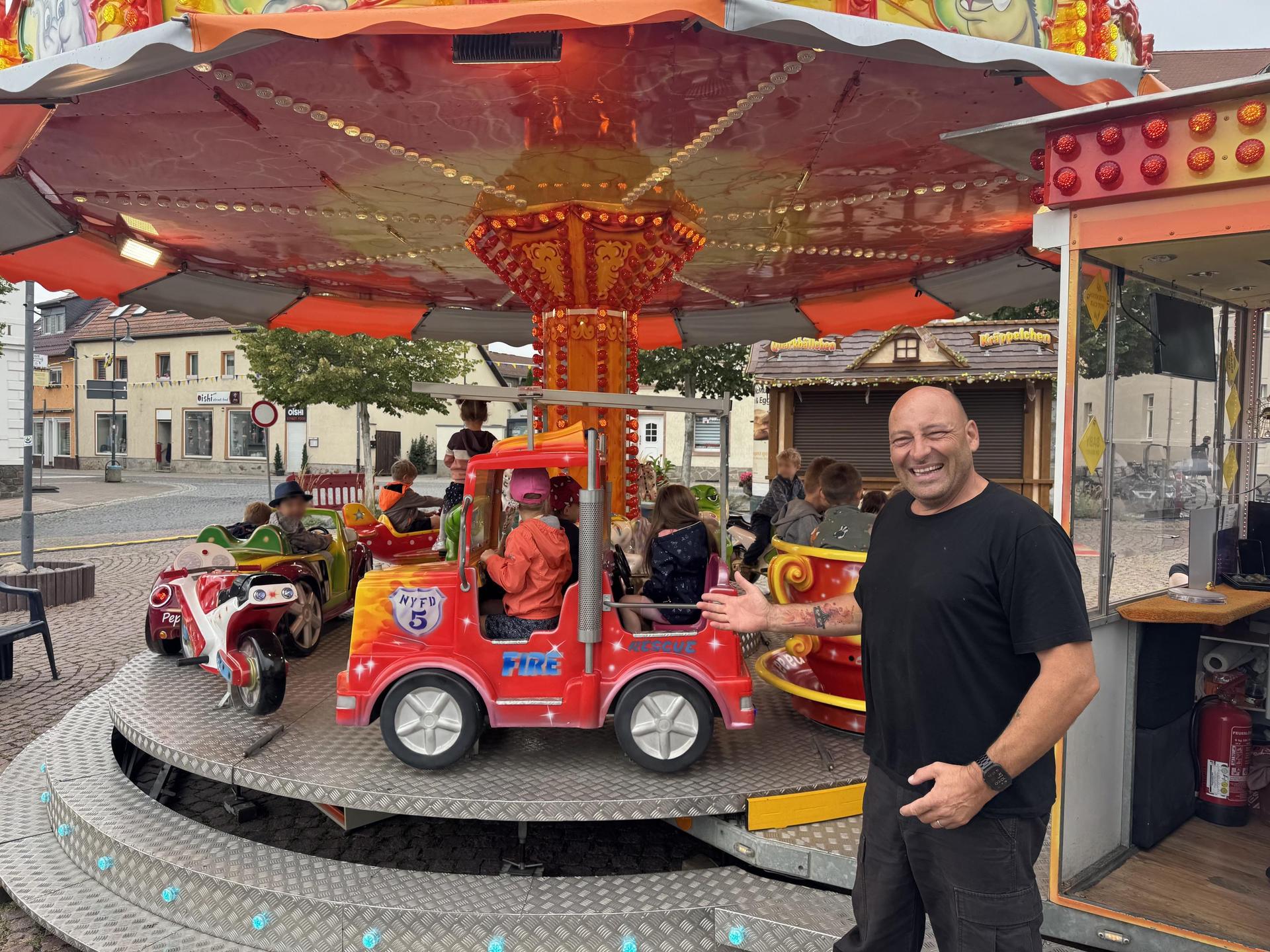 Schausteller Nick Liebold vor seinem Kinderkarussell auf dem Markt. (Foto: Daniel Große)